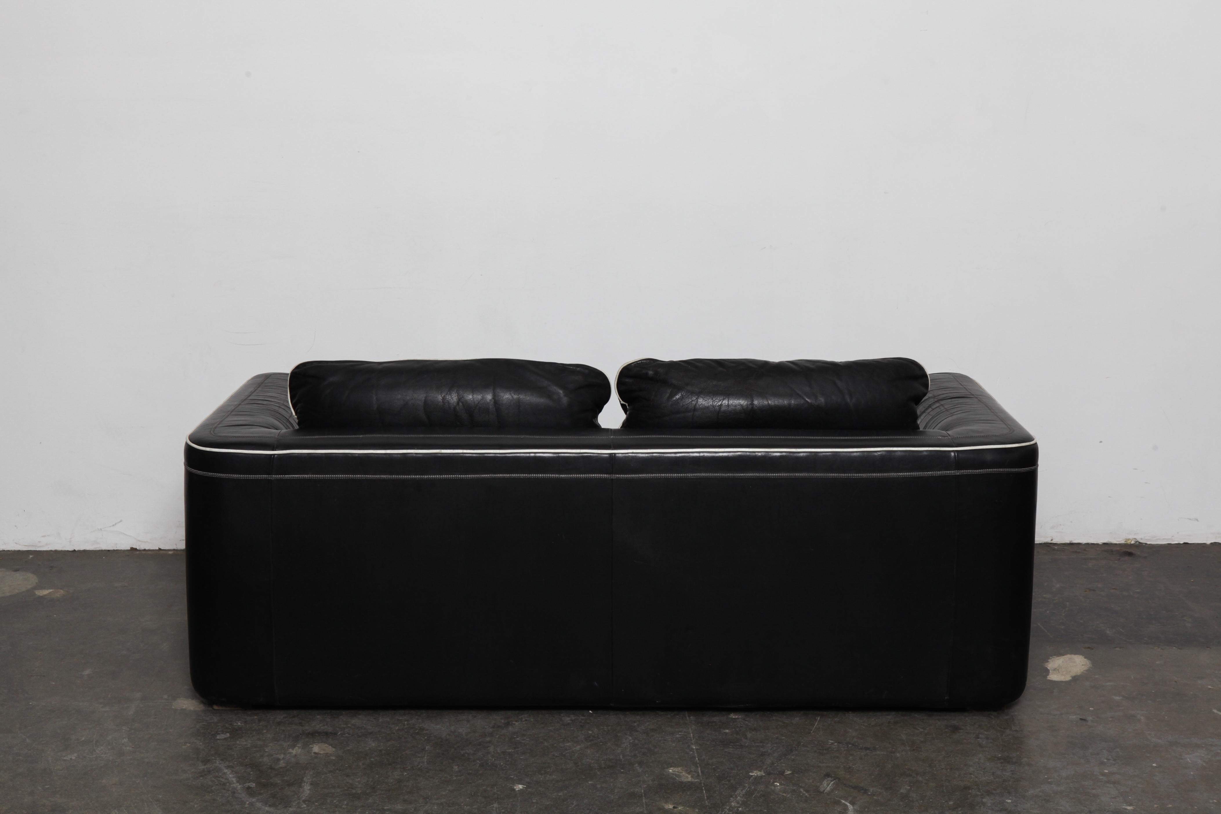 De Sede 1980s Black Leather 2-Seat Sofa In Good Condition For Sale In North Hollywood, CA