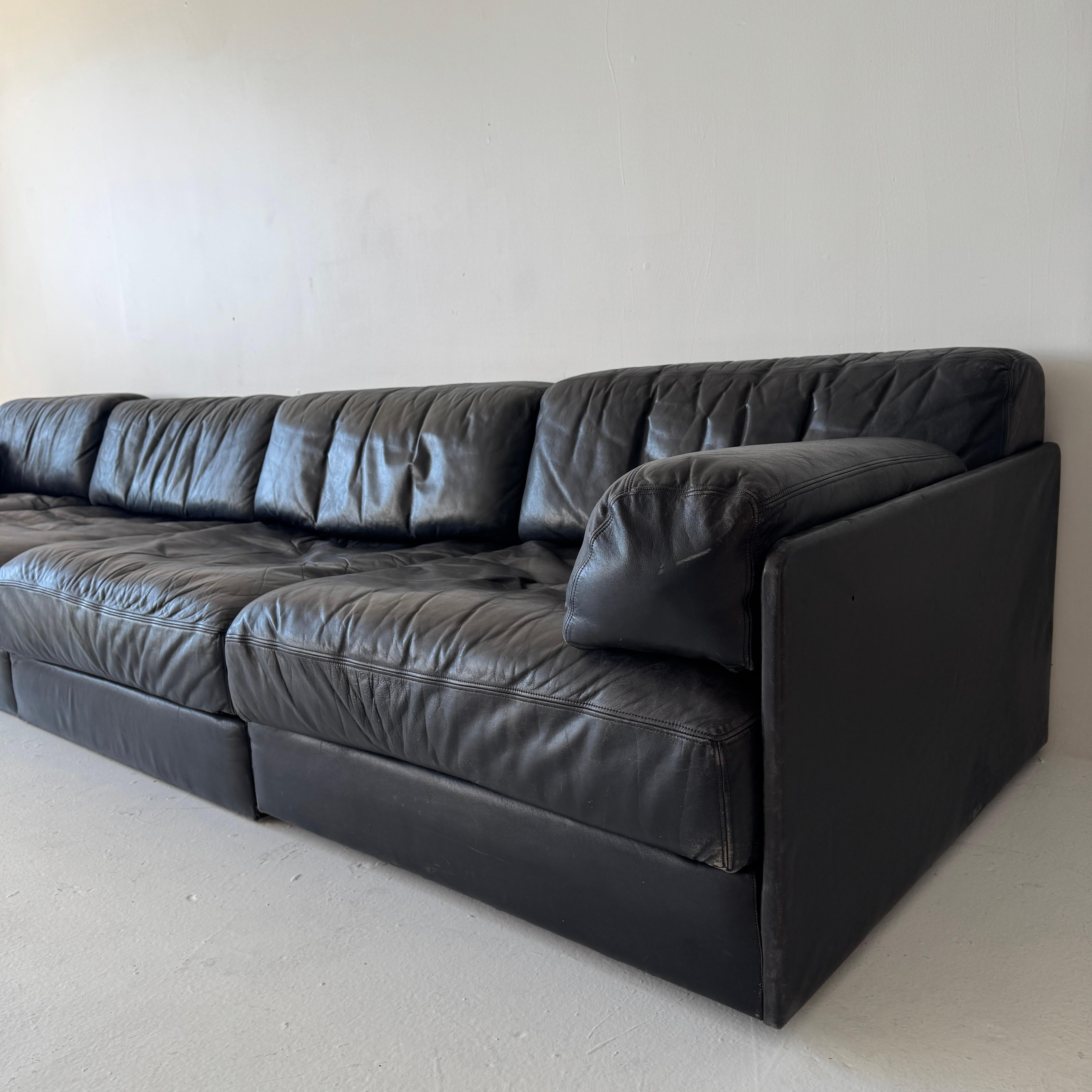 Seccional modular de cuatro piezas De Sede vintage de cuero negro de los años 90. Increíblemente cómoda, bonita pátina y rodada. 


4 juntos: W143  D37 H26 SH14,5
esquina: A36 D37 H26 SH14,5
sin brazos: W35.5 D37 H26 SH14.5

Recogida gratuita en