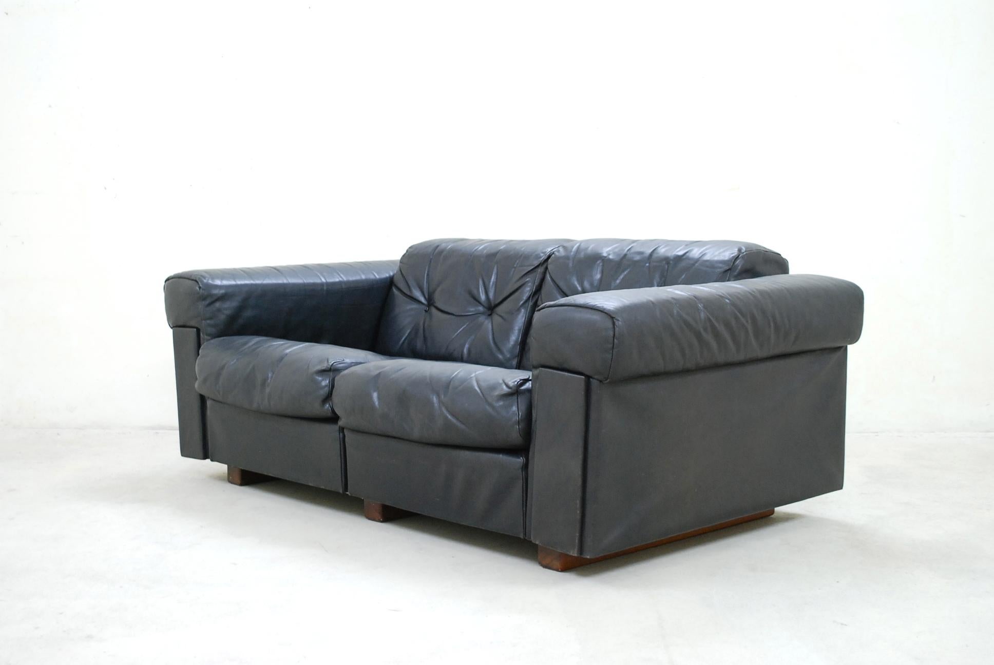 De Sede black leather 2-seat sofa from 1970.
Both seats are extendable for much more lounge seat comfort.
This sofa model is well known from German Artist Joseph Beuys. Beuys got a 4-seat leather sofa from this De Sede Model in his atelier.
The