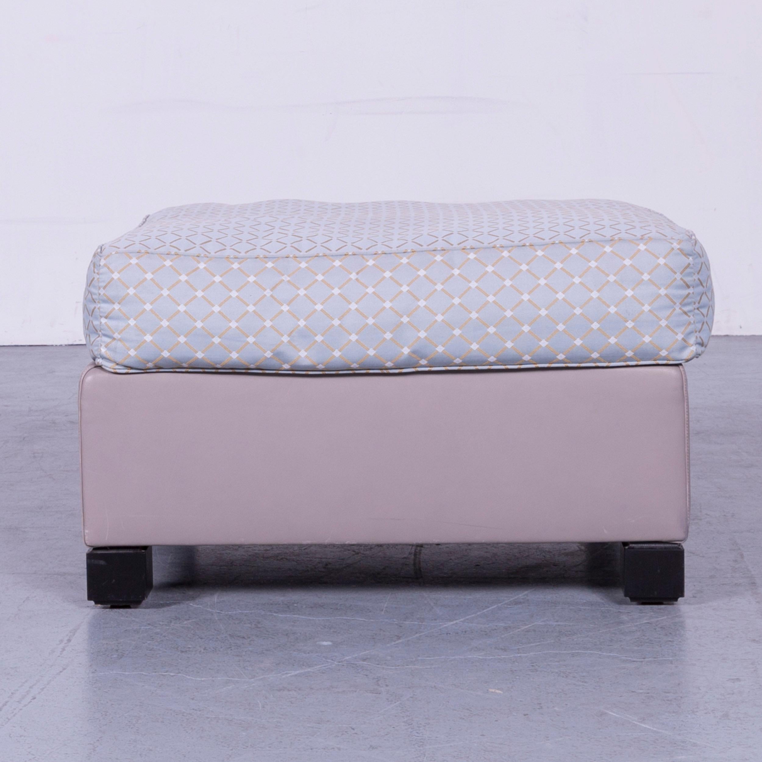 We bring to you an De Sede 3000 edition leather fabric foot-stool grey bench.