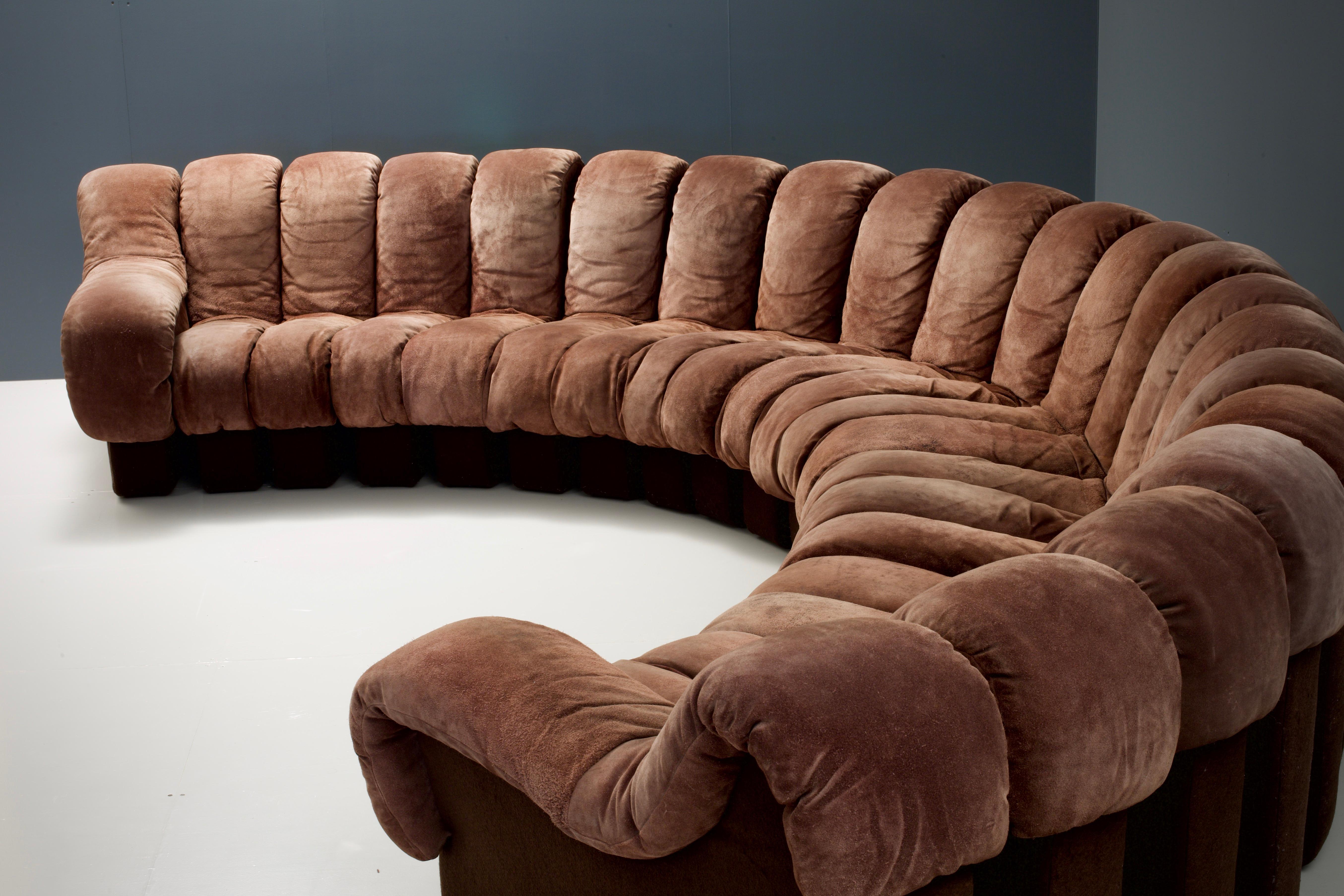 De Sede 600 non-stop sectional 'Snake' sofa in dark brown Suede, 21 pieces, Switzerland, 1970s

Named after a mythical alpine creature, the Tatzelwurm, the DS-600 has embodied the De Sede lifestyle for over 45 years. With its modular elements that