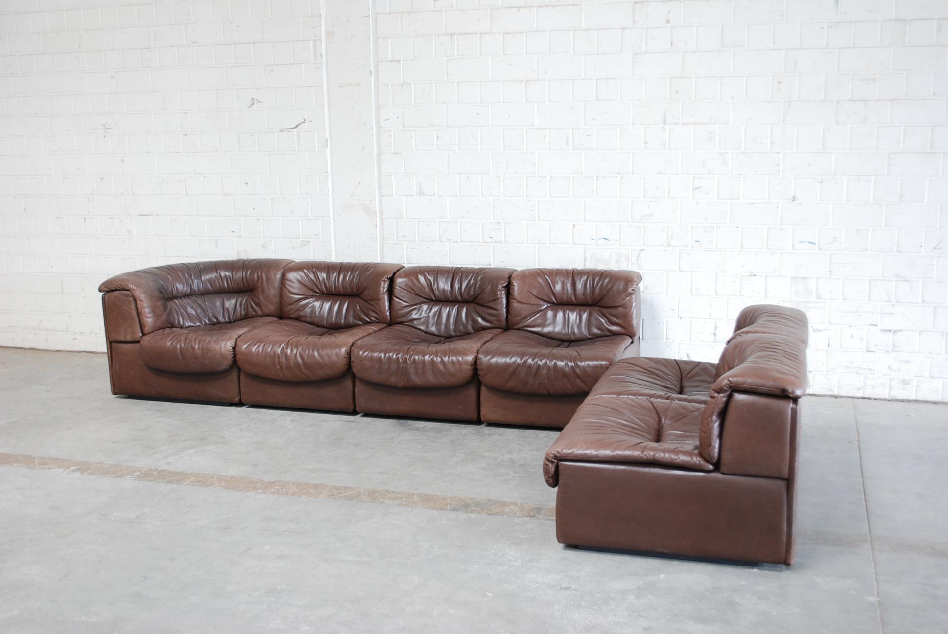 De Sede  DS 14 module sofa in brown leather.
Vintage Condition.
It consists of 6 elements including 1 end and 5 single elements. 
It can be transformed in different variations.
De Sede is known for best leather craftsman quality from Switzerland.
