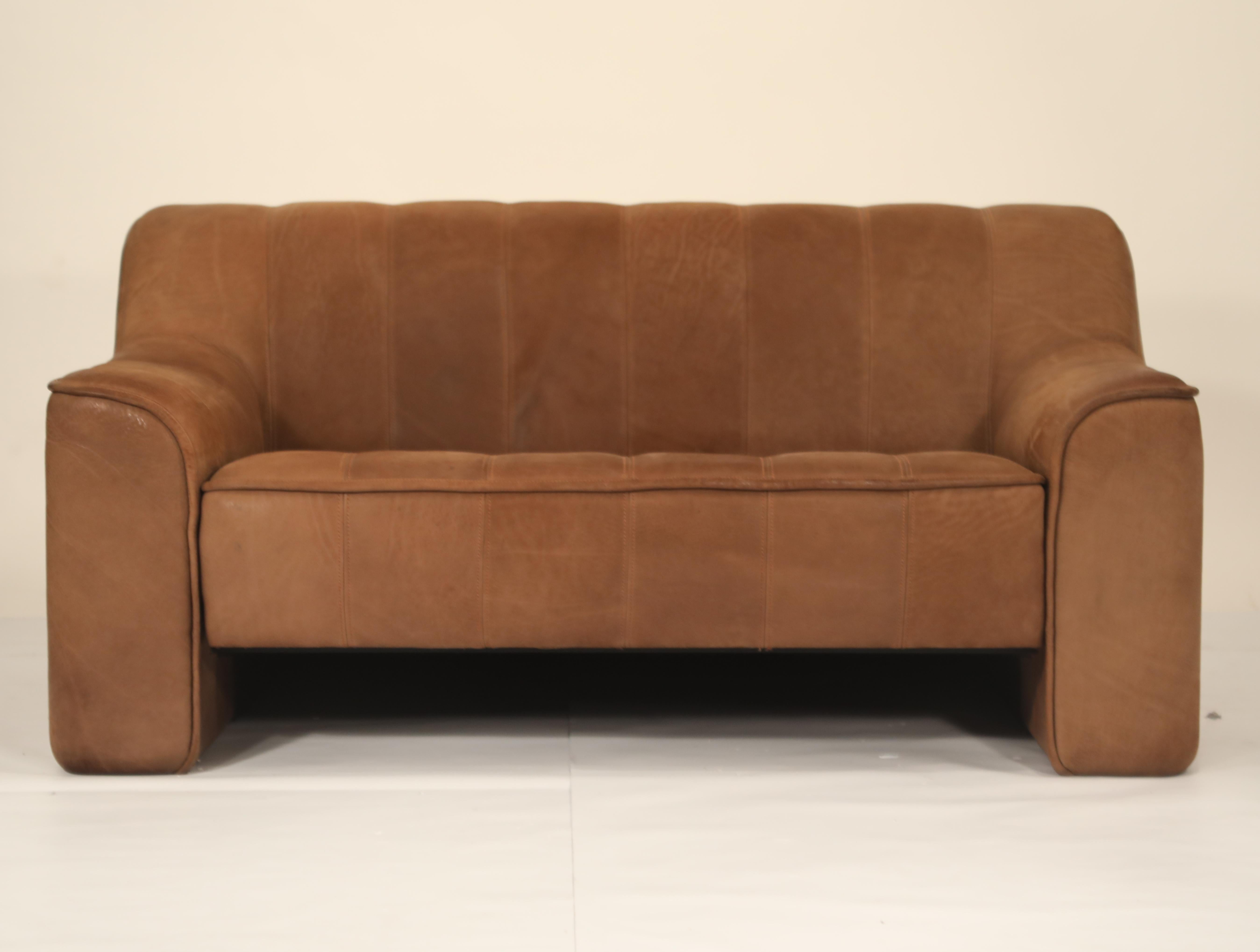 This incredible channel-tufted adjustable DS-44 settee sofa by De Sede, the leading Swiss design company since the 1960s, is skillfully crafted in Switzerland from thick, heavy, quality Buffalo leather. 

The beautiful patina and vertical