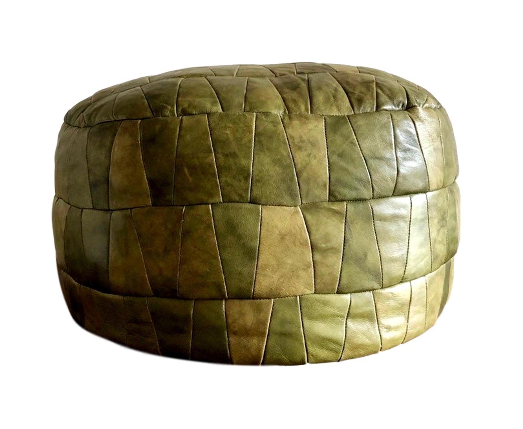 Gorgeous patchwork leather ottoman by De Sede in army green. Great coloring and patina to leather. Very good condition. Great accent piece. 

Variations of olive/army green.

 