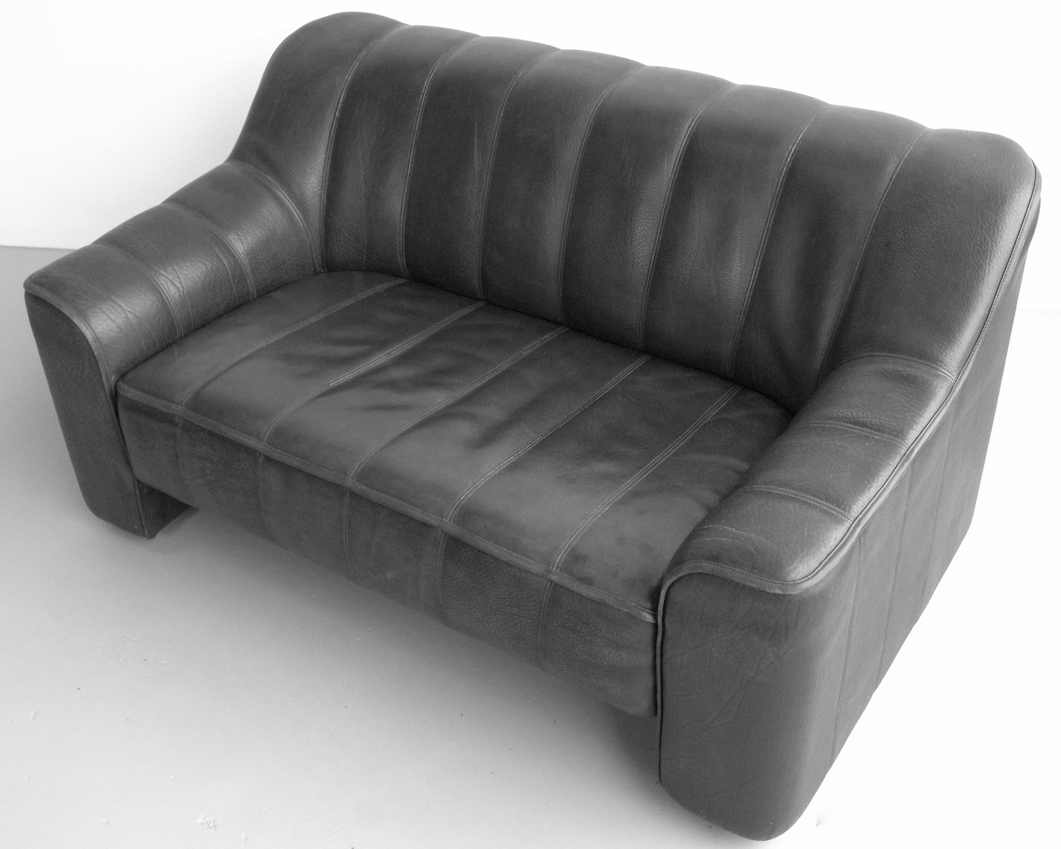 De Sede black leather DS44 two-seat sofa. Upholstered in thick buffalo black leather. Two adjustable seat positions, you can pullout / pull-out and extend the seat. Made in Switzerland, 1970s.