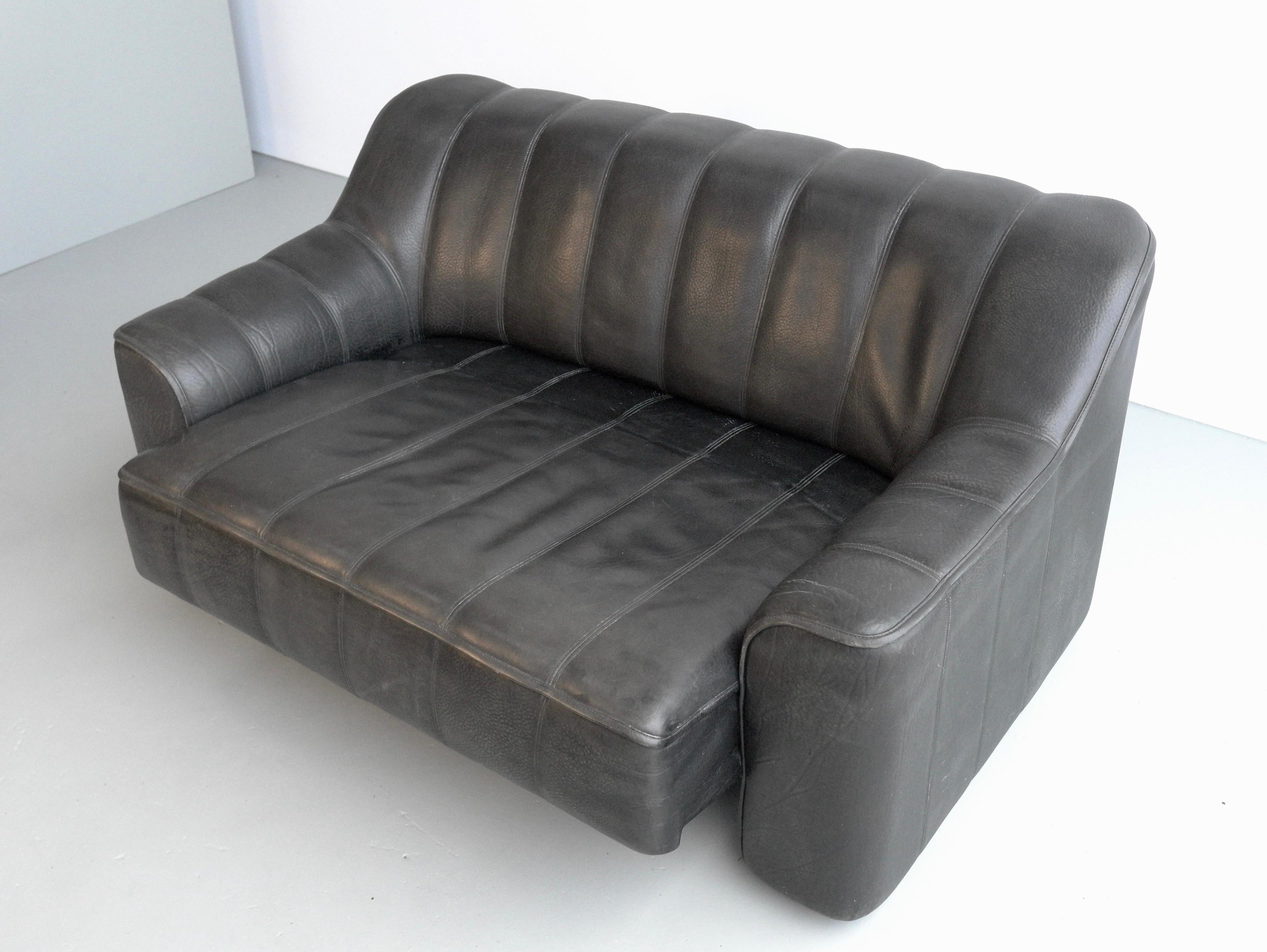 De Sede Black Buffalo Leather DS44 Two-Seat Sofa In Good Condition In Den Haag, NL