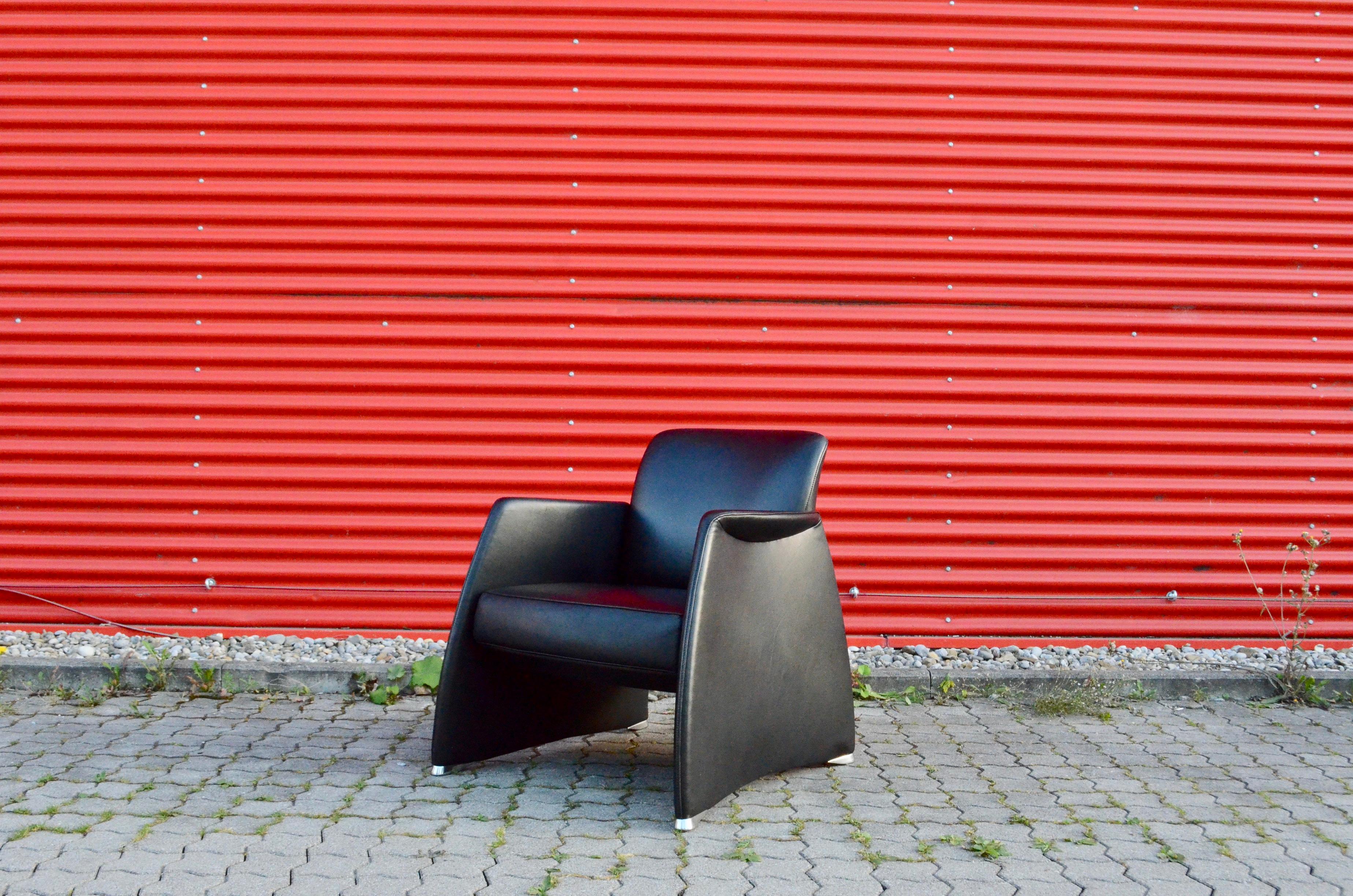 De Sede from Switzerland manufactured this elegant armchair.
Black select leather and a sculptural shape.
Feet made of polished aluminium
We have 2 chairs in stock.