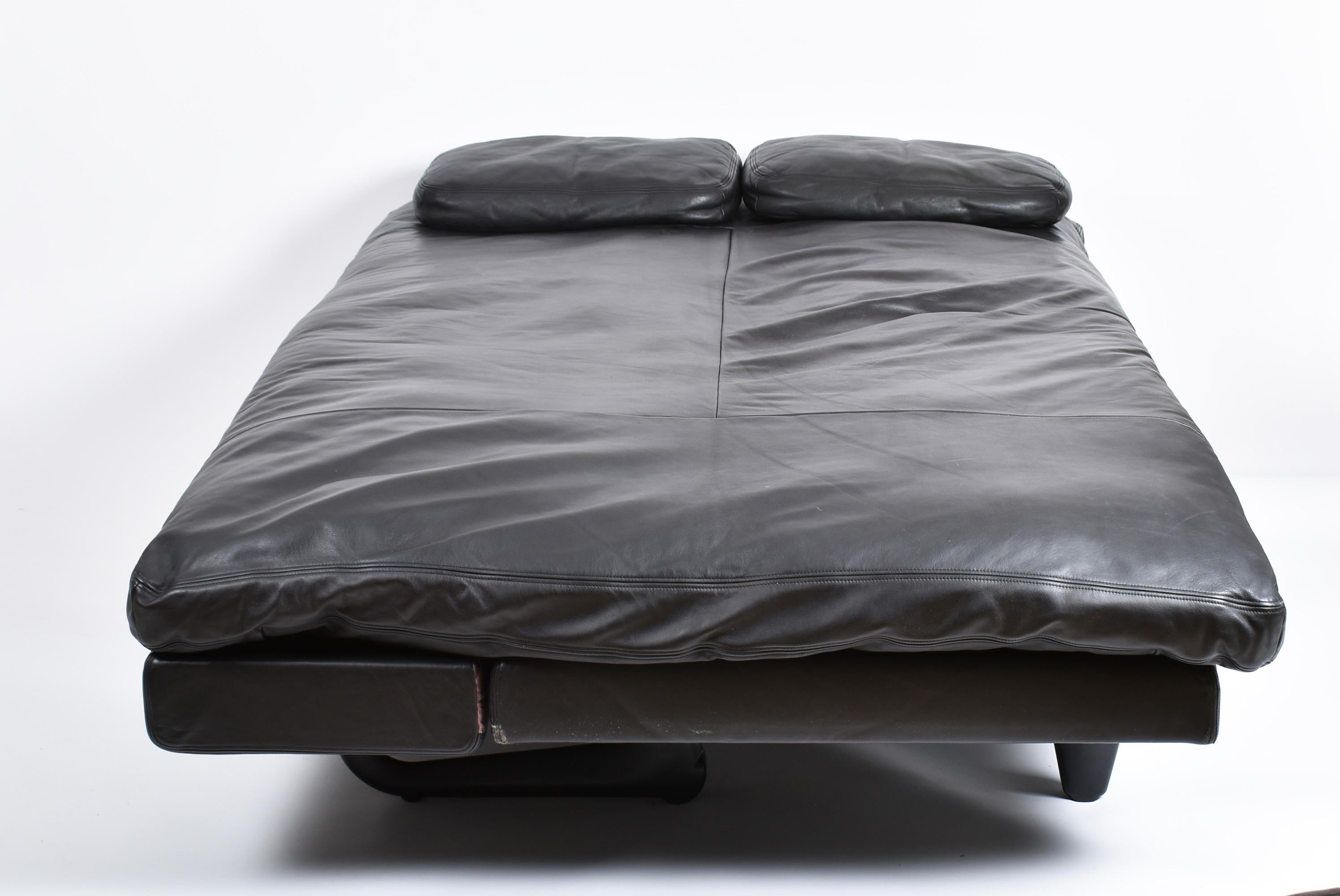 De Sede Black Leather Bed Sofa by Ernst Ambühler, 1970, Switzerland In Good Condition In Le Grand-Saconnex, CH