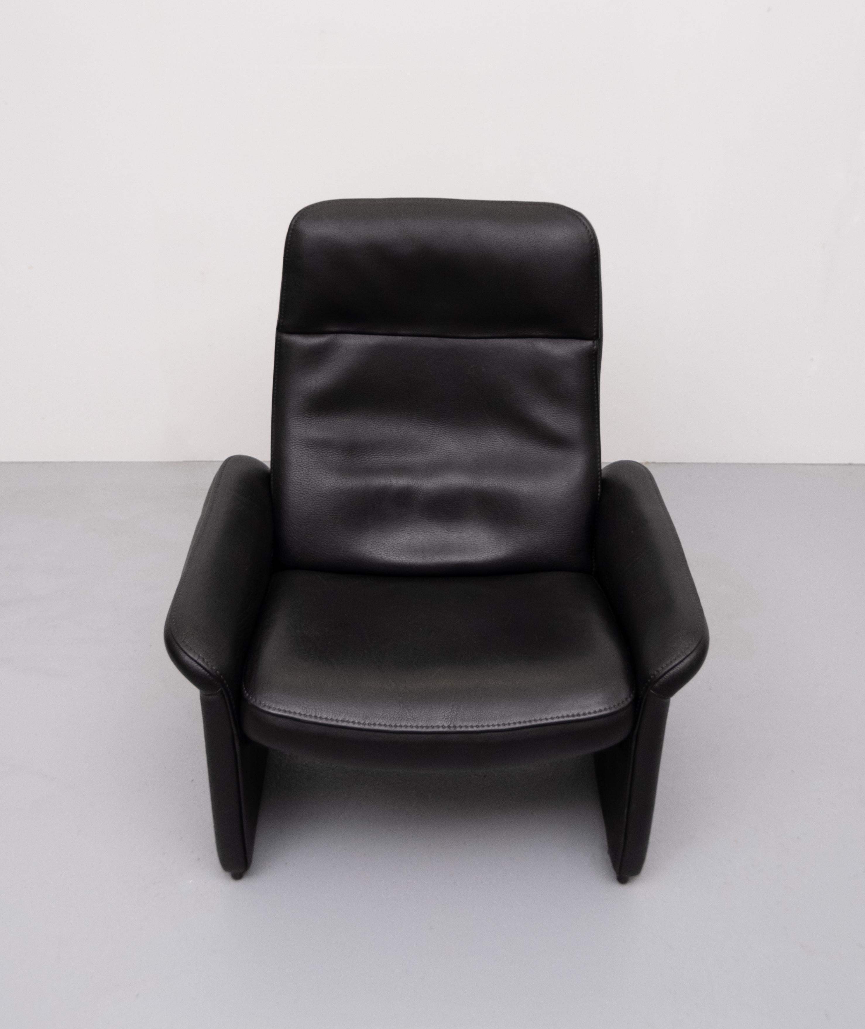 Top quality from Switzerland. A real design classic. Model DS-50 In Black thick neck leather.
The high back of the lounge chair can be adjusted for a more comfortable seating position.
Good condition. Very good sitting comfort.