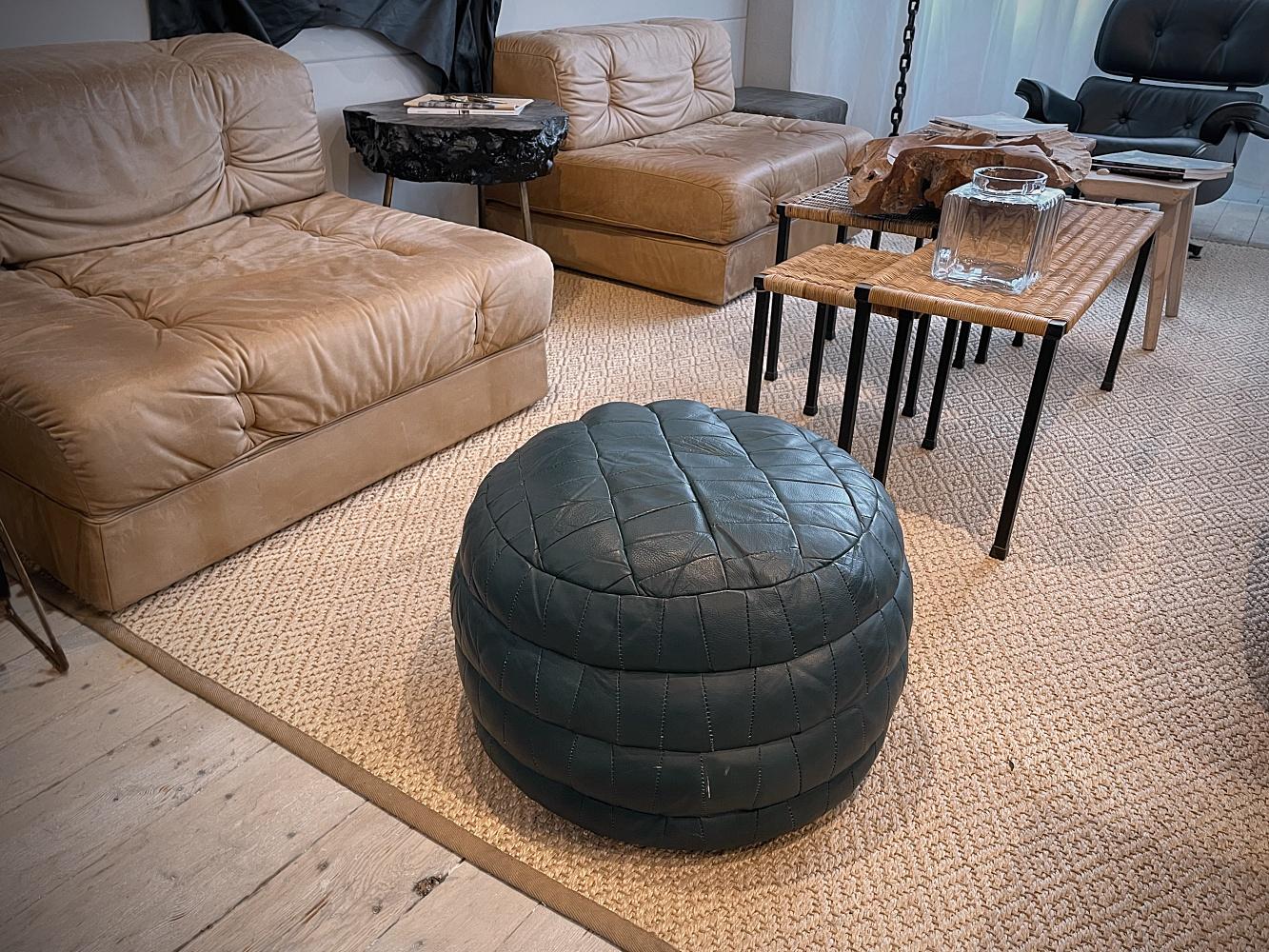 Unique and decorative handmade De Sede DS-80 pouf in British racing green. The pouf is in very good condition with lovely patina, high seating comfort.


