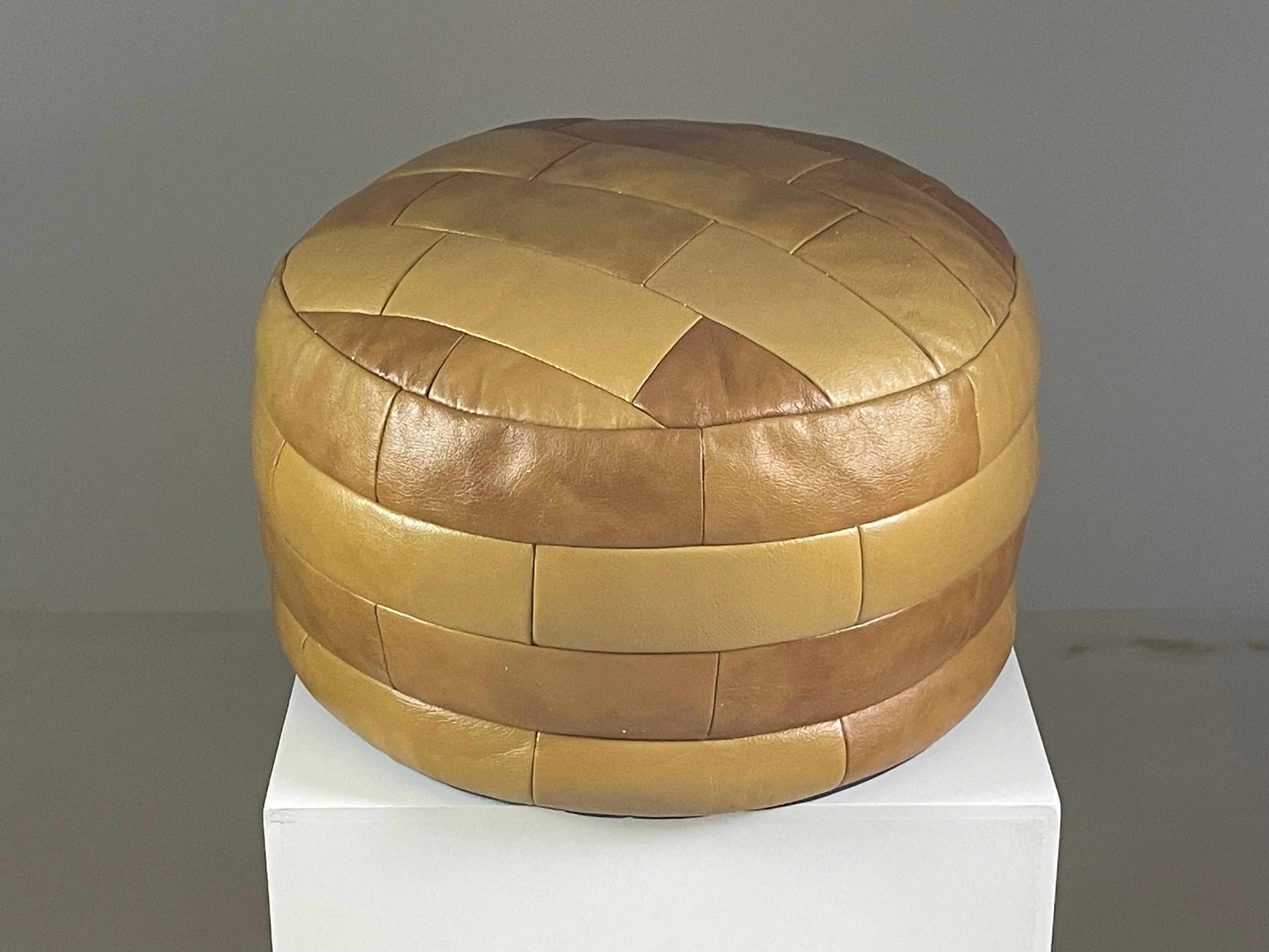Puf de patchwork de cuero marrón De Sede de los años 70, Suiza en Bueno estado para la venta en GRENOBLE, FR