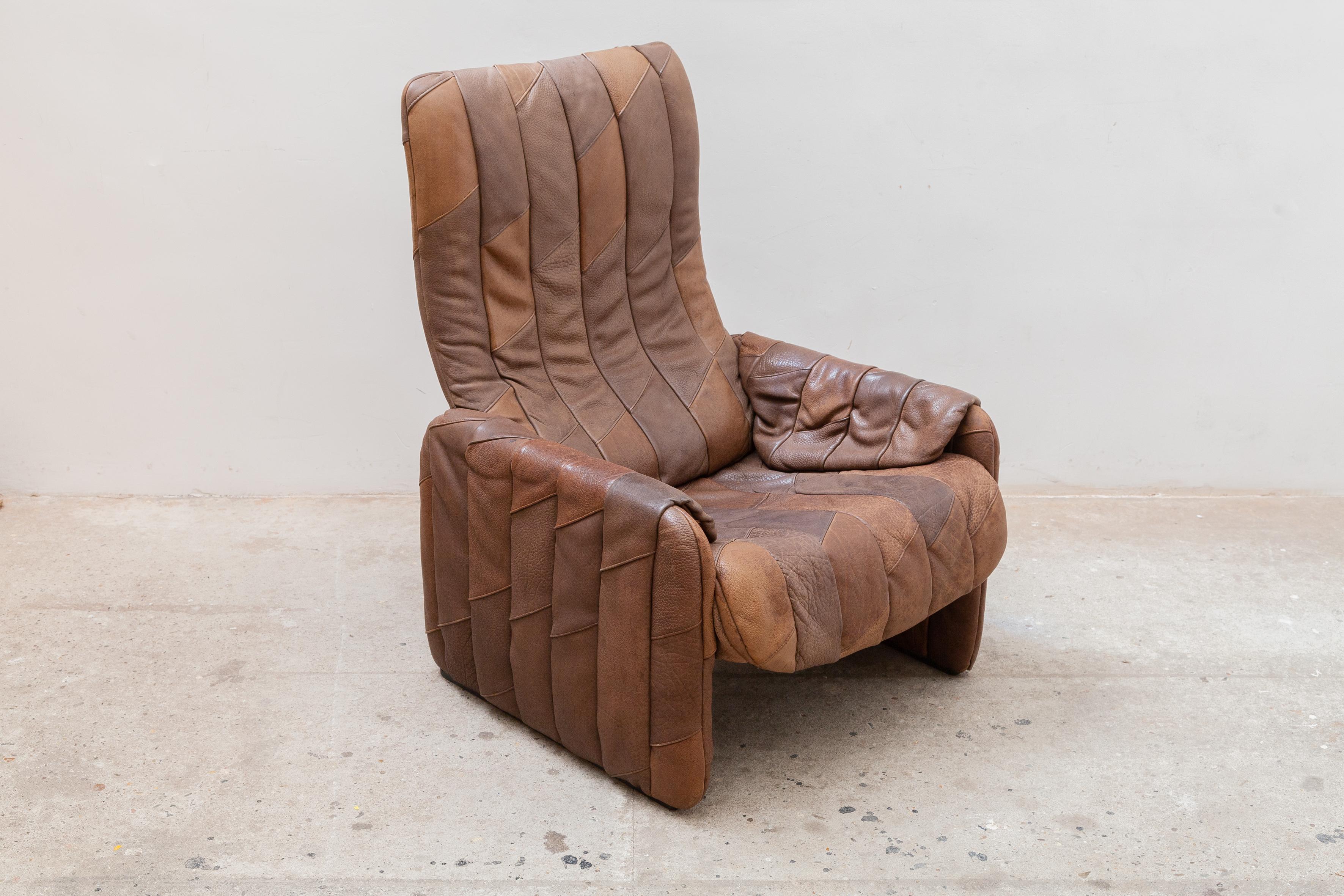 A comfortable soft leather lounge chair from the seventies that differs from the average De Sede chairs its own character created by the accent of the patchwork makes the chair in your interior an eye-catcher in addition to being a relax. The chair