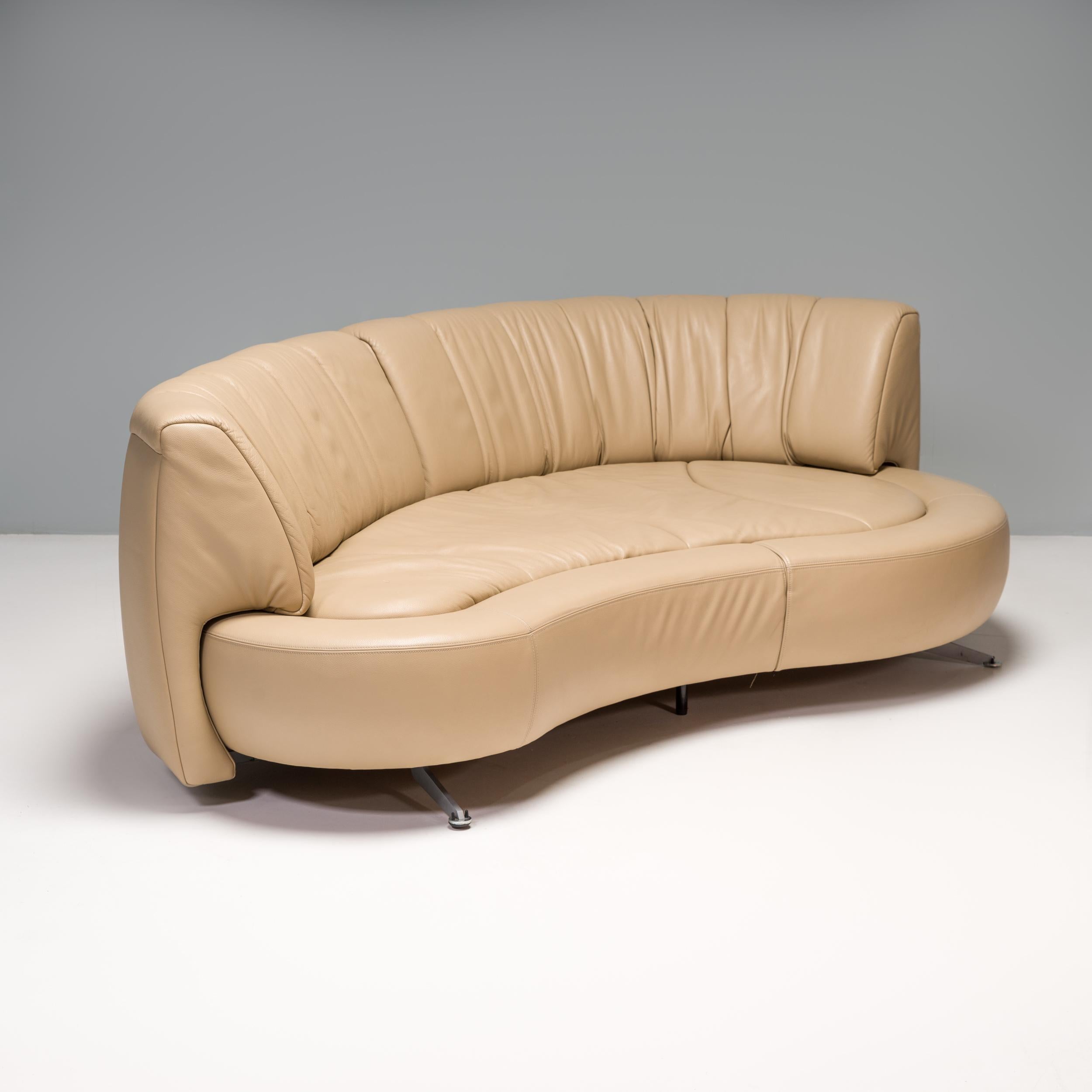 Designed by Hugo de Ruiter for De Sede, the DS-164/29 sofa offers an innovative reinvention of the traditional seat.

The sofa is formed of a central island with a curved and organic Silhouette which allows for a deep and comfortable