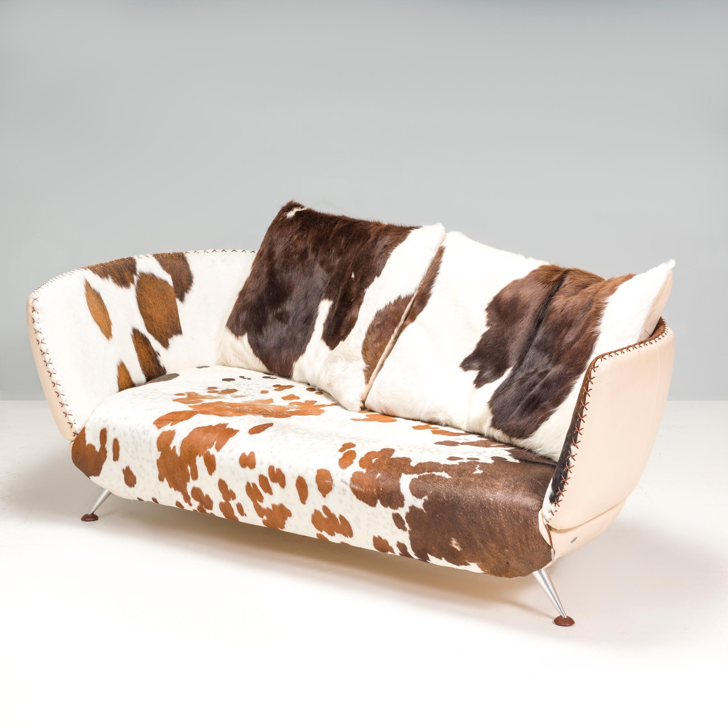 Das von Mathias Hoffman für De Sede entworfene De Sede DS-102 ist ein Dreisitzer-Sofa mit einem wunderschönen Ponyfell in verschiedenen Farbtönen. Der cremefarbene Lederrücken des Sofas ergänzt die braune Musterung der Haut und trägt zum modernen