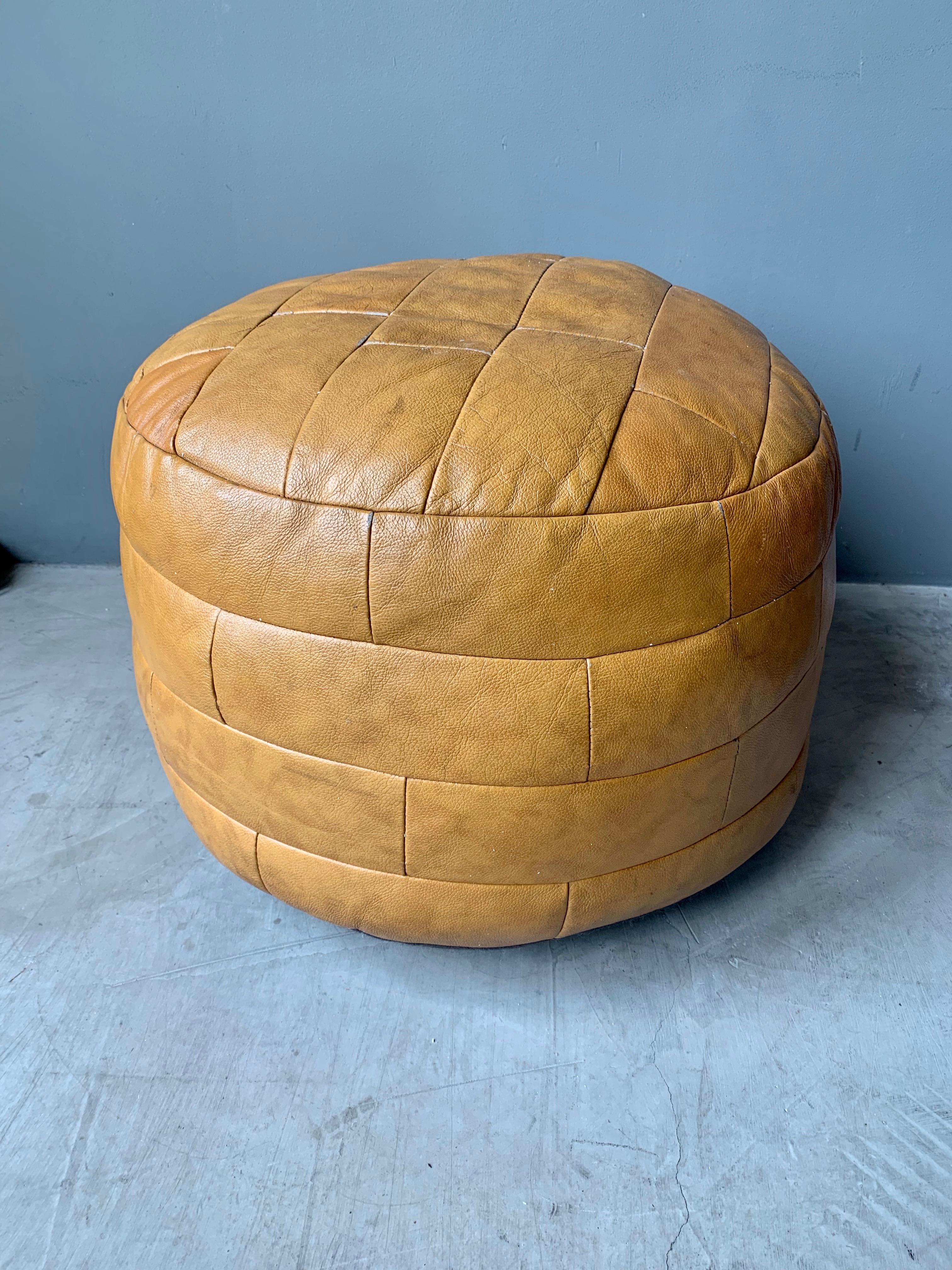Unique patchwork leather ottoman by De Sede with camel colored leather strips. Great coloring and patina to leather. Very good condition. Great accent piece.

 

 