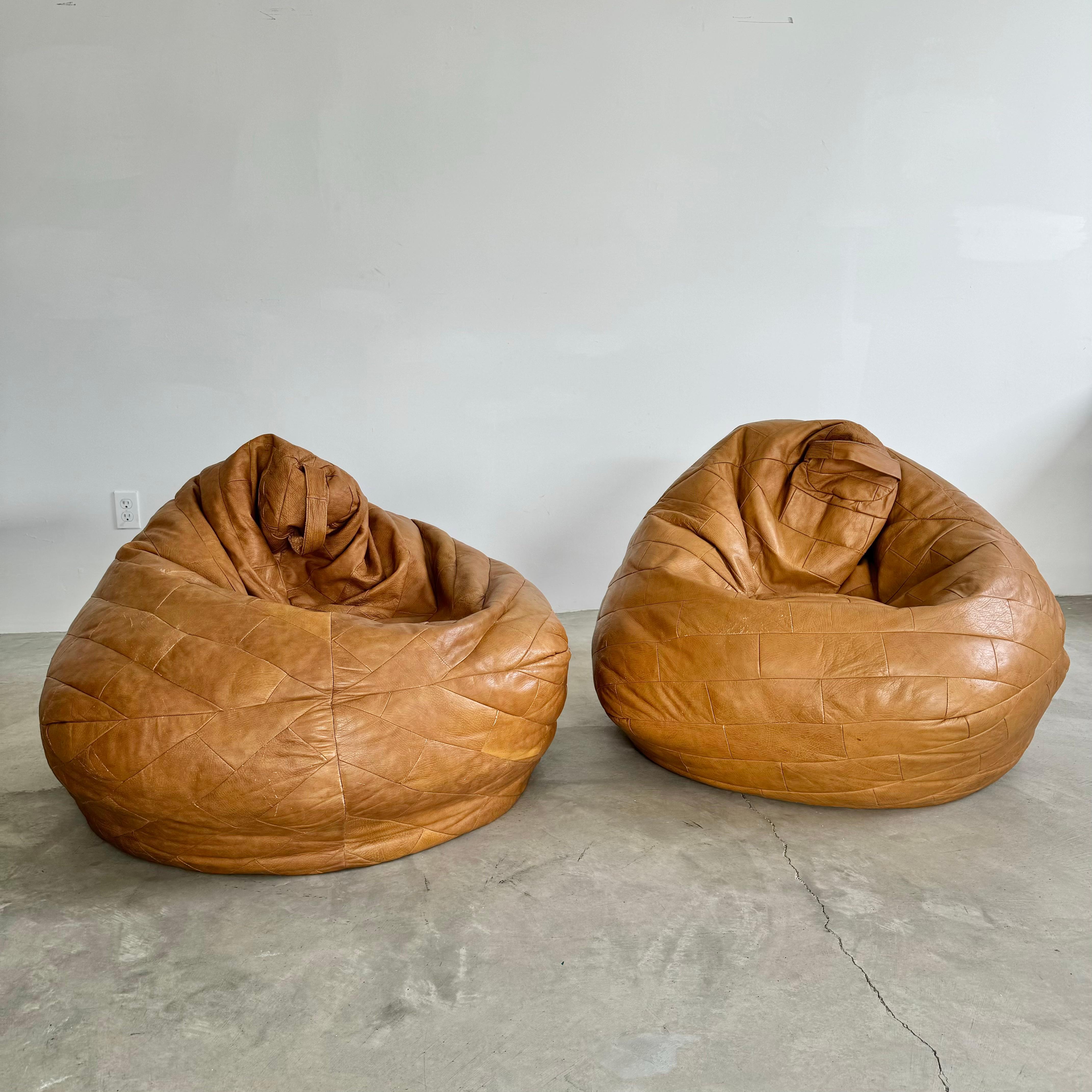 Merveilleux poufs en cuir patchwork de couleur marron caramel de la société suisse De Sede. Fabriqués dans les années 1970, ils ont été conservés dans un état fantastique. 

Cette riche et belle couleur caramel est unique et constitue un excellent