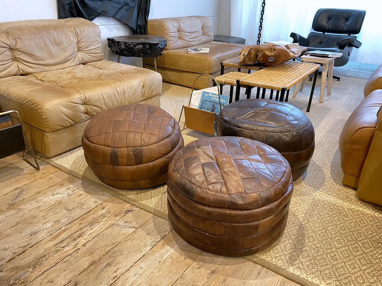 Unique and decorative handmade De Sede DS-80 pouf in caramel brown. The pouf is in very good condition with lovely patina.


