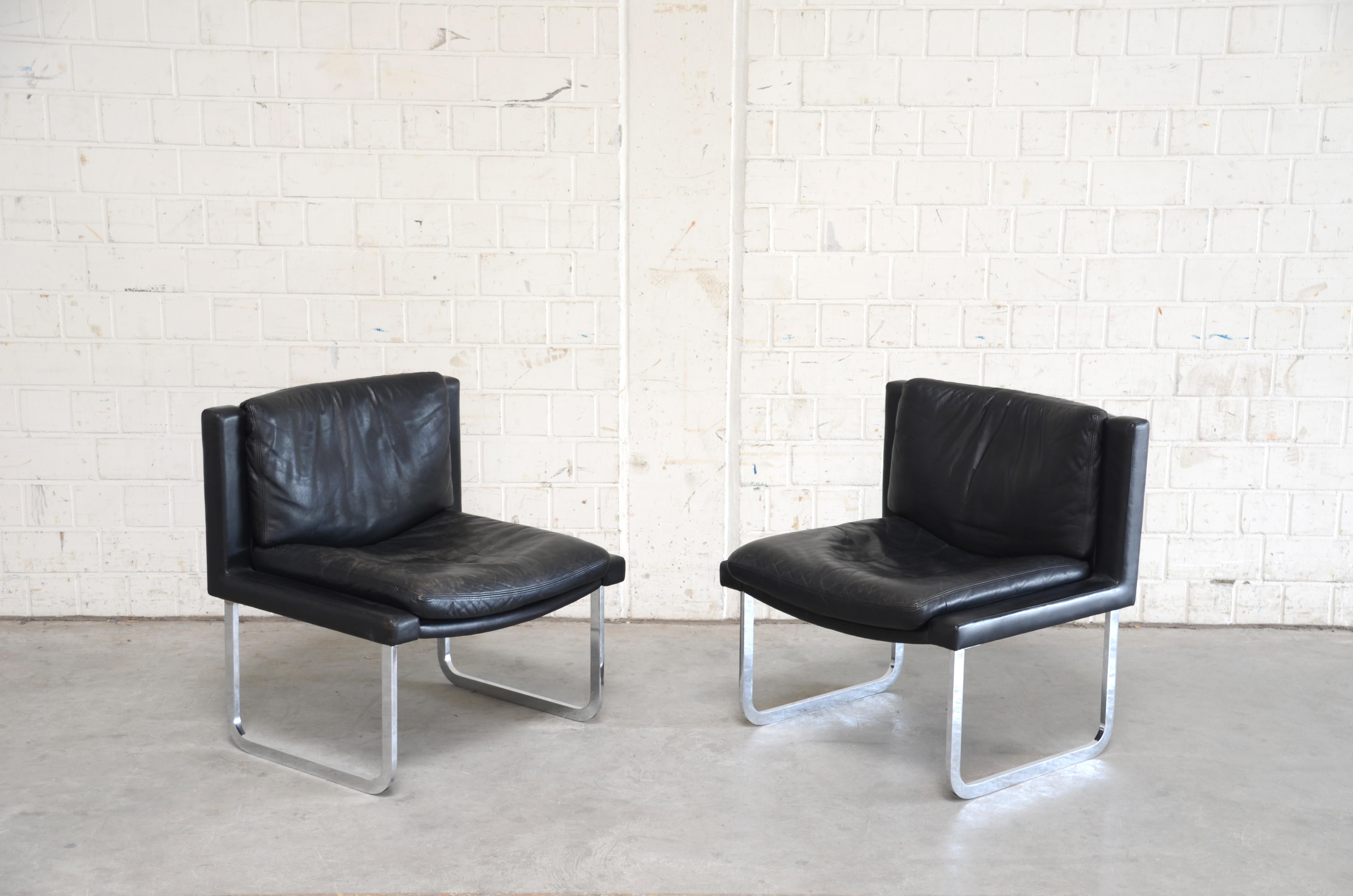 De Sede Lederstuhl RH 201.
Entwurf von Robert Haussmann.
Schwarzes Anilinleder.
Verchromte Füße und Stahl.
Ein schönes Paar Stühle.

 