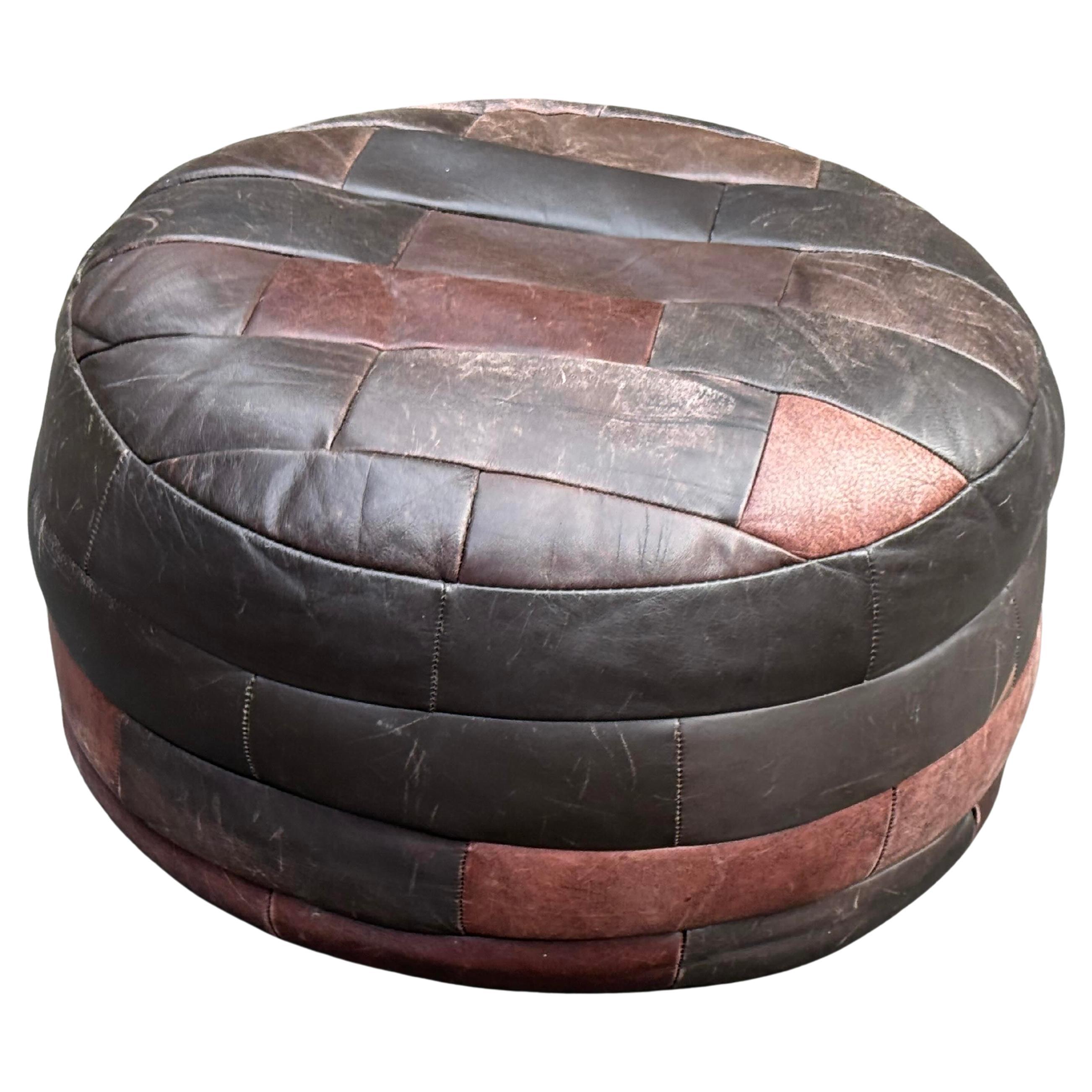 Asombroso puf otomano de patchwork de cuero color chocolate de De Sede, años 70, Suiza.

Gran antigüedad y pátina del cuero. Muchos consideran que De Sede es el fabricante de muebles de piel de mejor calidad del mundo. Todo el mundo debería tener