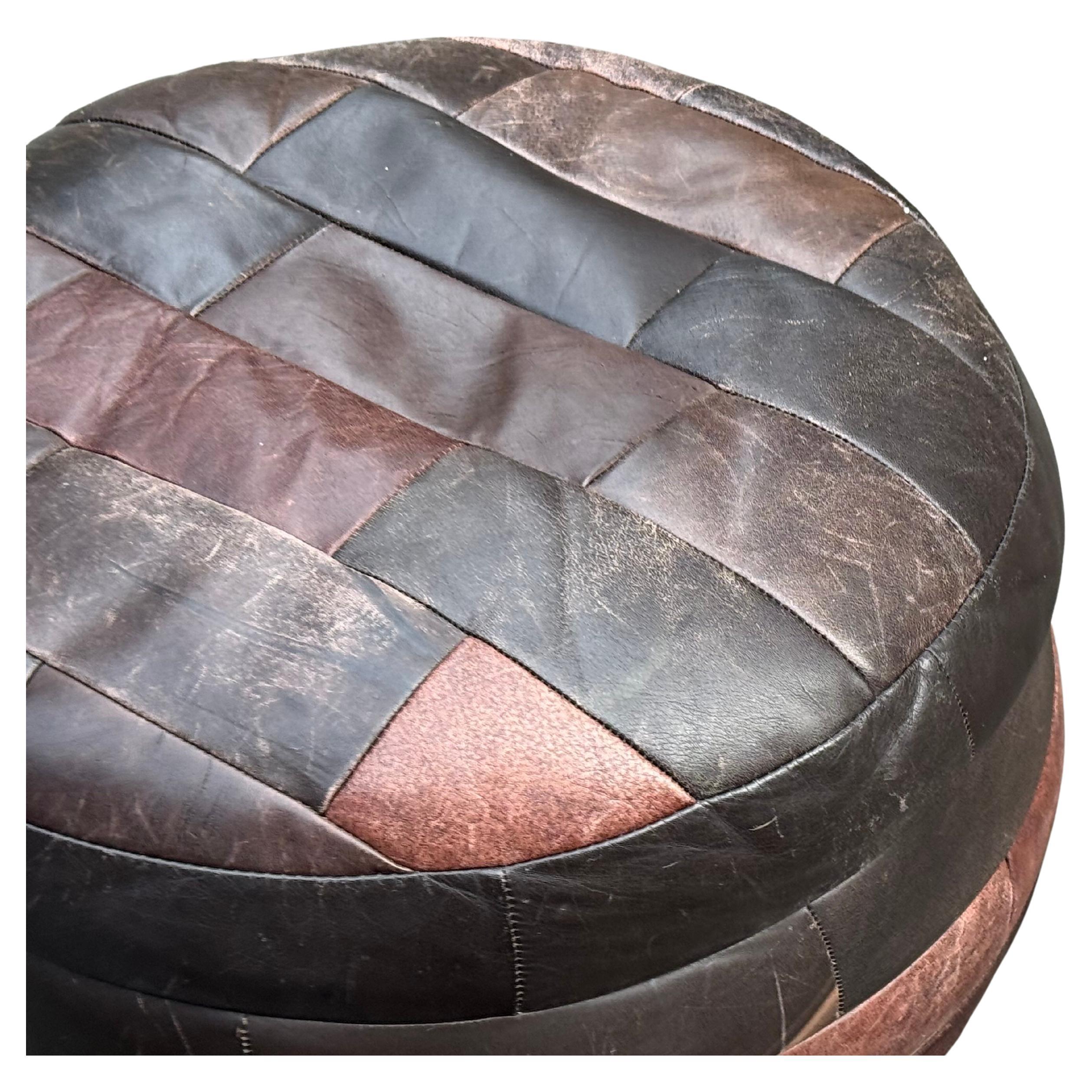 De Sede Puf Otomano Patchwork Chocolate, Circa 1970s en Bueno estado para la venta en Los Angeles, CA