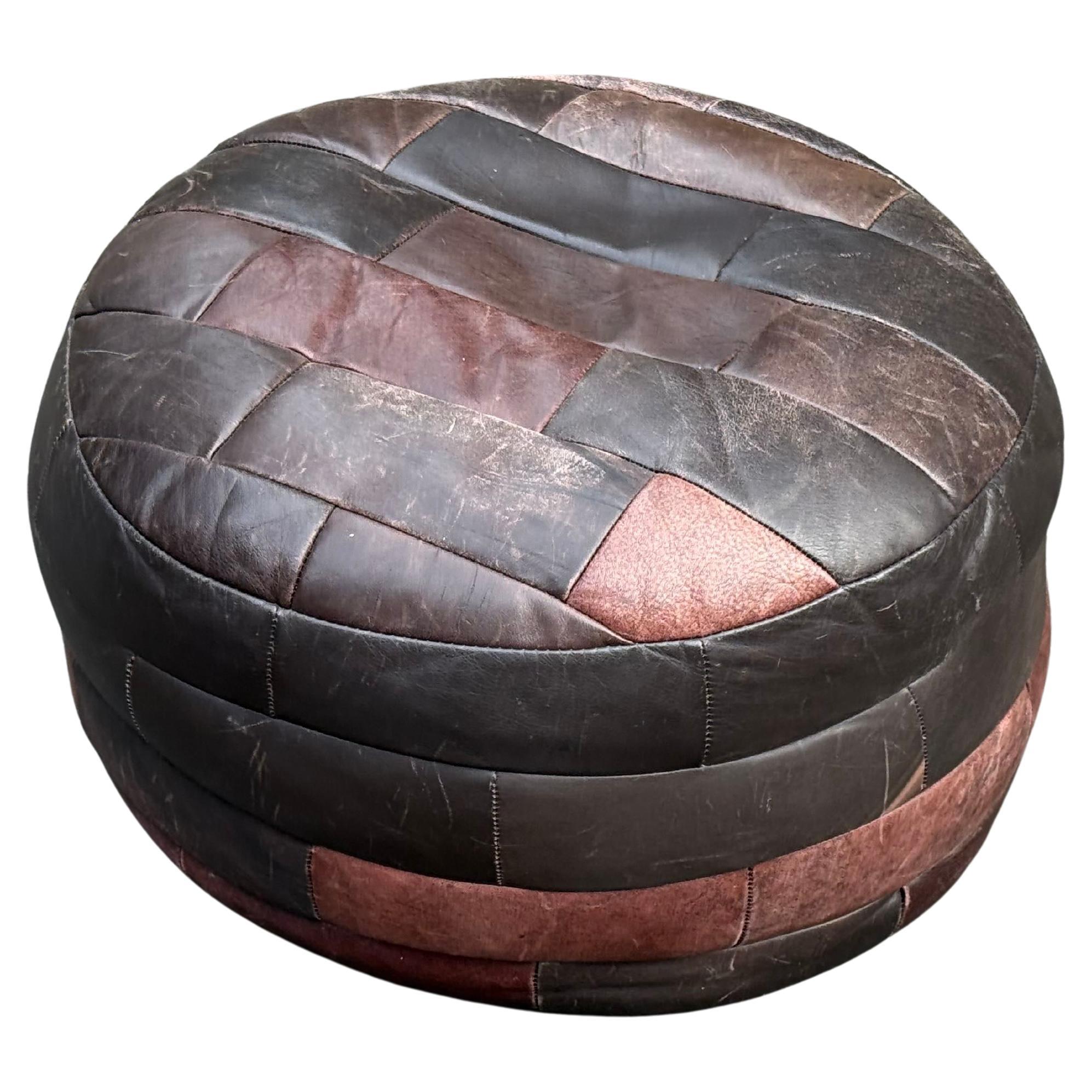 De Sede Puf Otomano Patchwork Chocolate, Circa 1970s Cuero en venta
