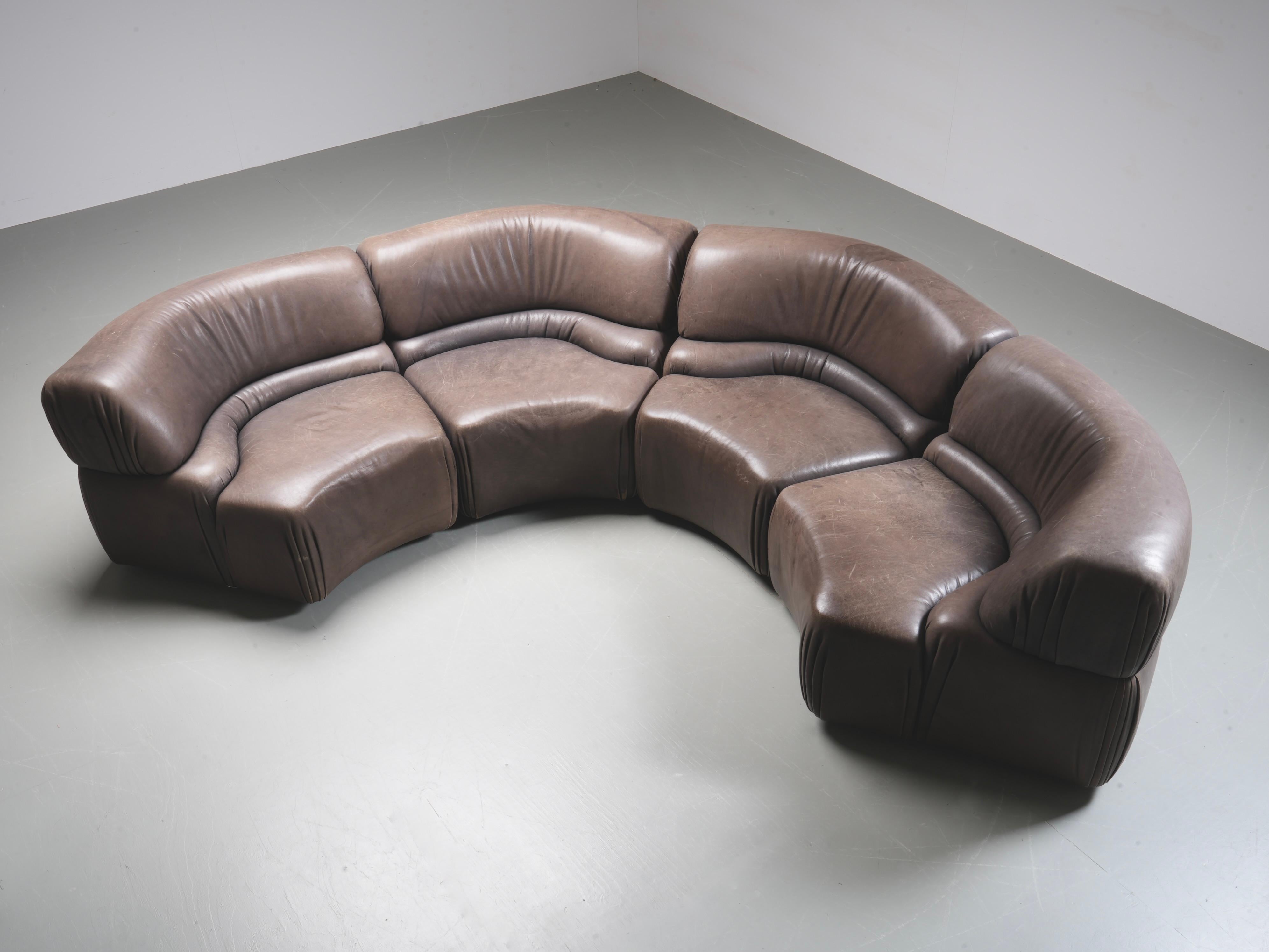 De Sede 'Cosmos' DS28 modulares Sofa in grau / braun Leder, Schweiz, 1970er Jahre

Der Cosmos weist Merkmale sowohl der Camaleonda von Mario Bellini als auch der Terrazzi