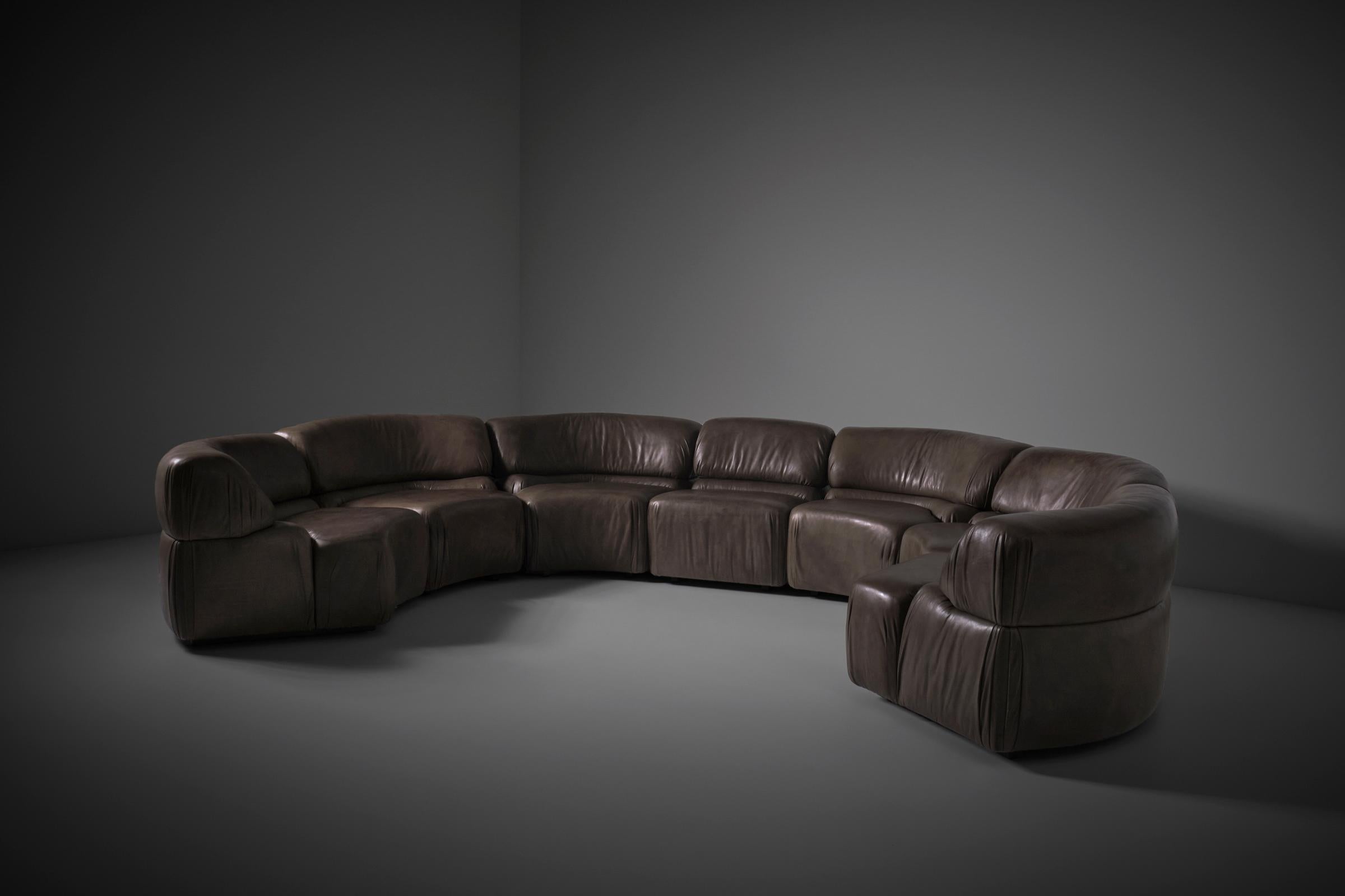 De Sede DS-28 Cosmos sectional sofa, 1970s. Voluminous organic design consisting of 7 modular elements. The elements are upholstered in a thick and strong mud green-brown leather which is showing a lot of character. The set is very comfortable and