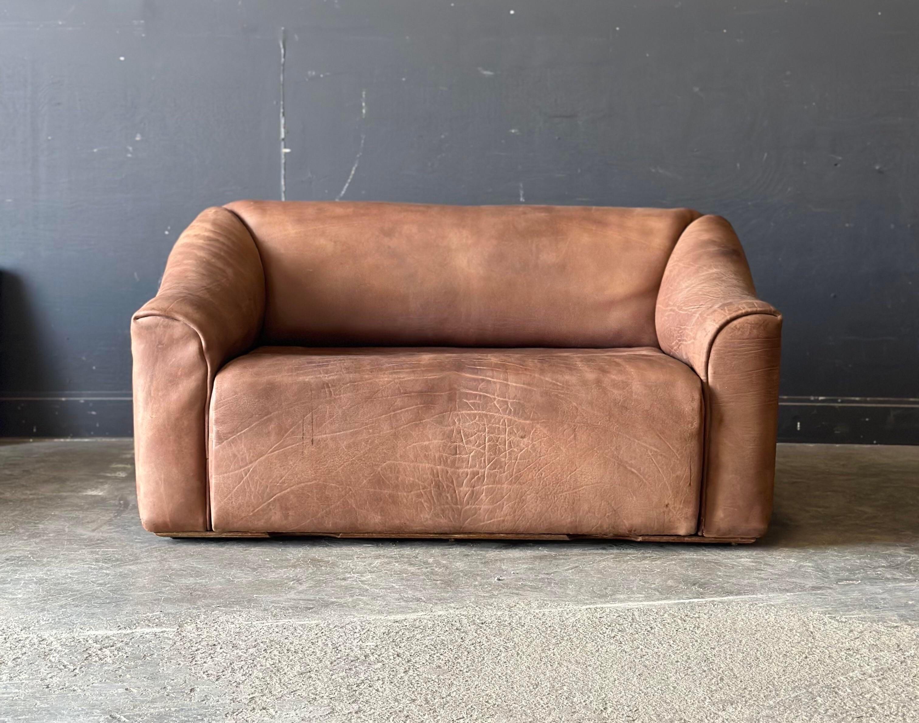 De Sede D S - 47 Buffalo Leather Loveseat Sofa In Good Condition For Sale In Hudson, NY
