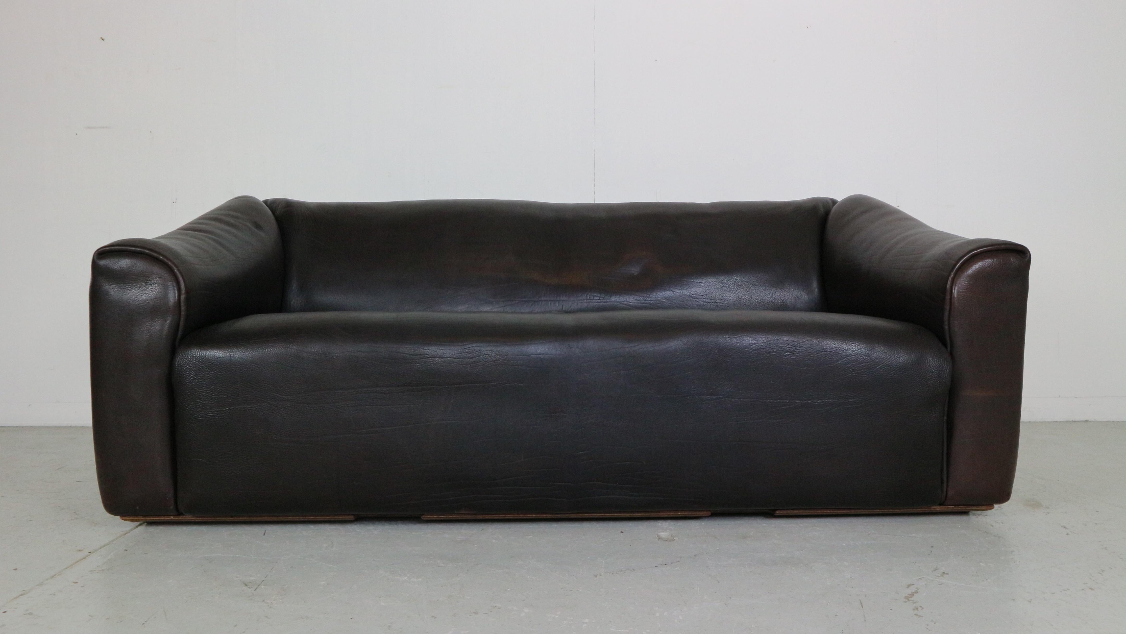 Two-seater extendable dark brown/black heavy Buffalo leather sofa designed and manufactured by De Sede, Switzerland 1970's period.
DS47- model.

These heavy quality sofas are made of very thick buffalo leather of the best quality.  
De Sede is known