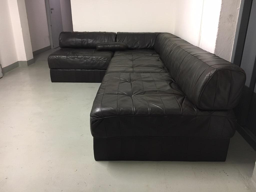 DS88 dark brown patchwork patinated leather modular sofa produced by De Sede Switzerland circa 1970s
4 square sections of 90 x 90 cm can be placed in various combinations
Very good condition, patinated leather.
One angle cushion, 3 straight cushions