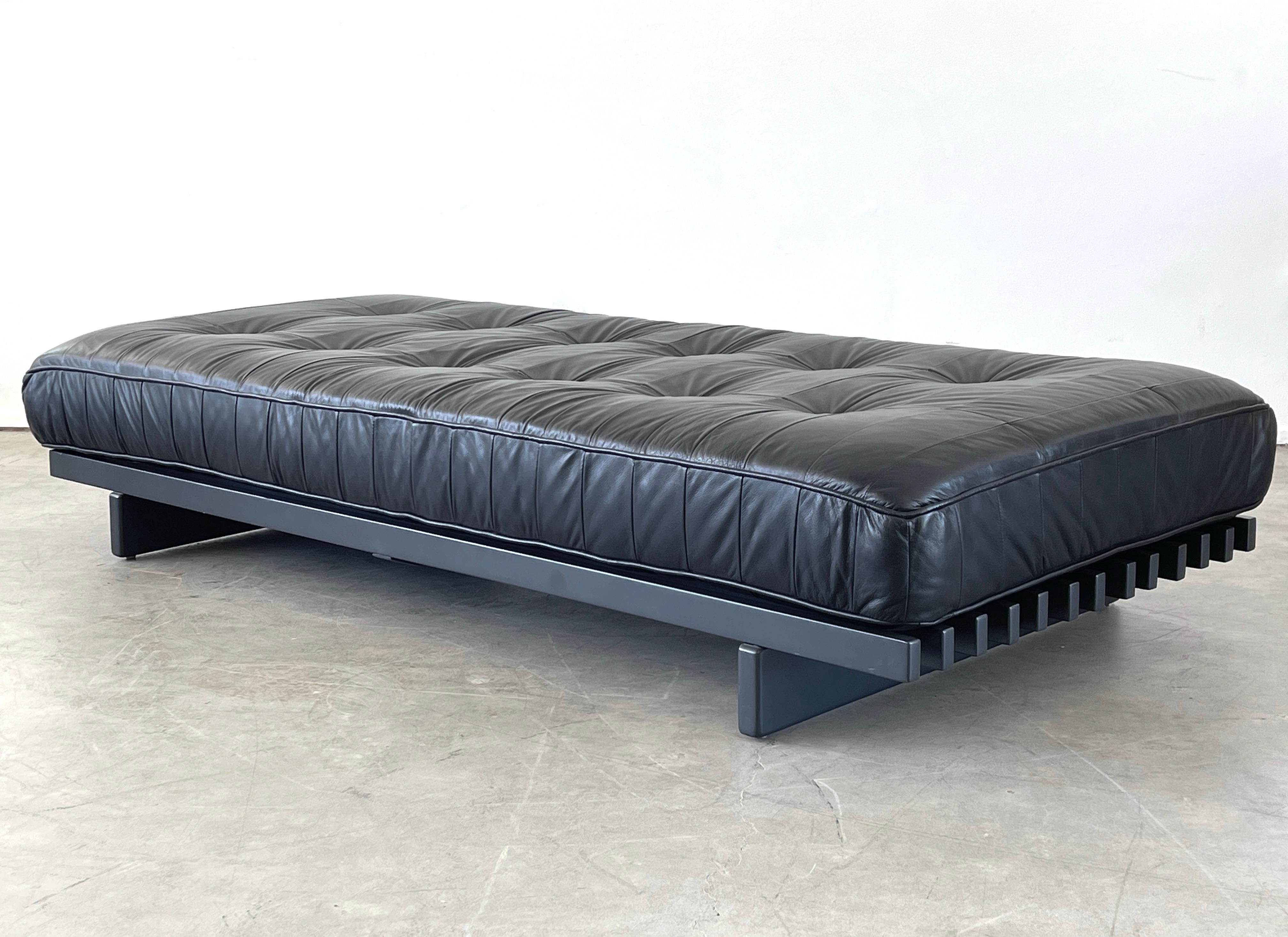 Wonderful De Sede daybed DS 80 in black leather
Signature patchwork leather has wonderful patina and sits on a black slatted wood frame.
