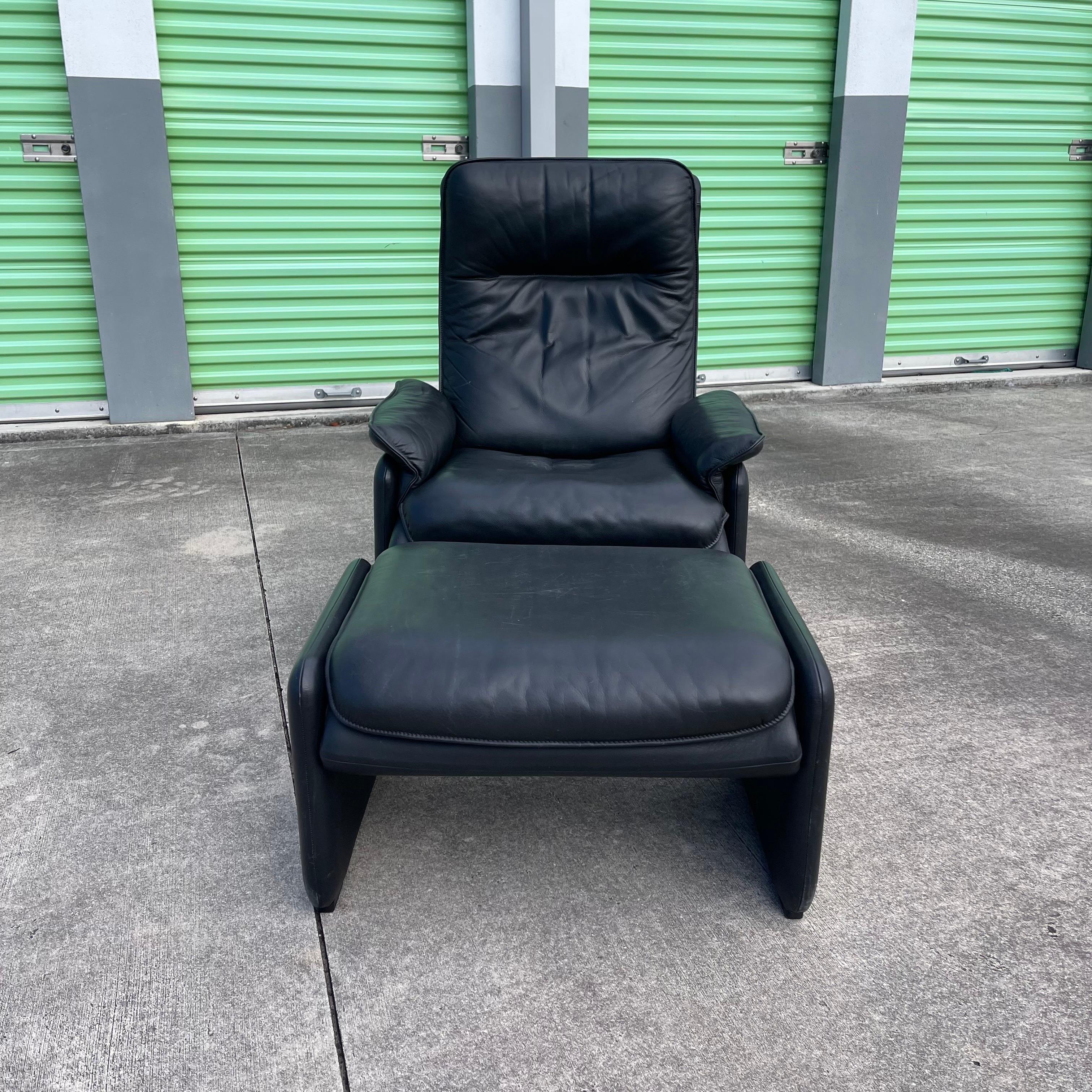 De Sede DE-50 Black Leather Lounge Chair & Ottoman Switzerland 1970s For Sale 10