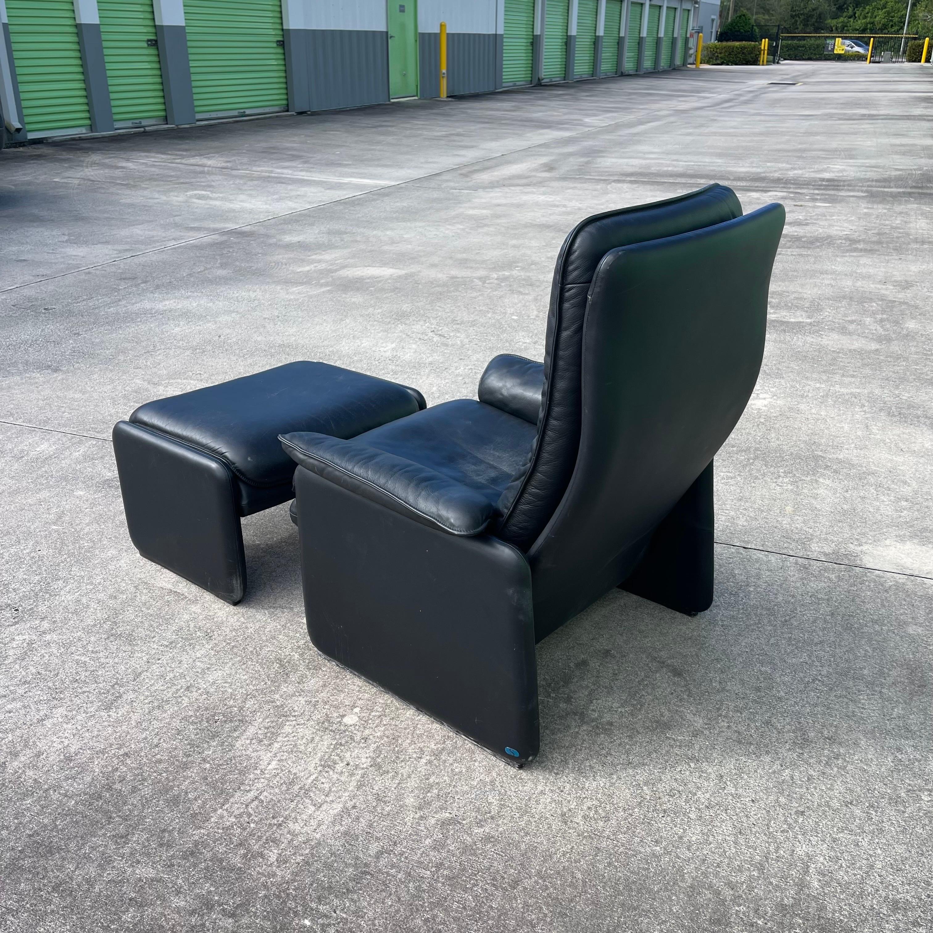 Late 20th Century De Sede DE-50 Black Leather Lounge Chair & Ottoman Switzerland 1970s For Sale