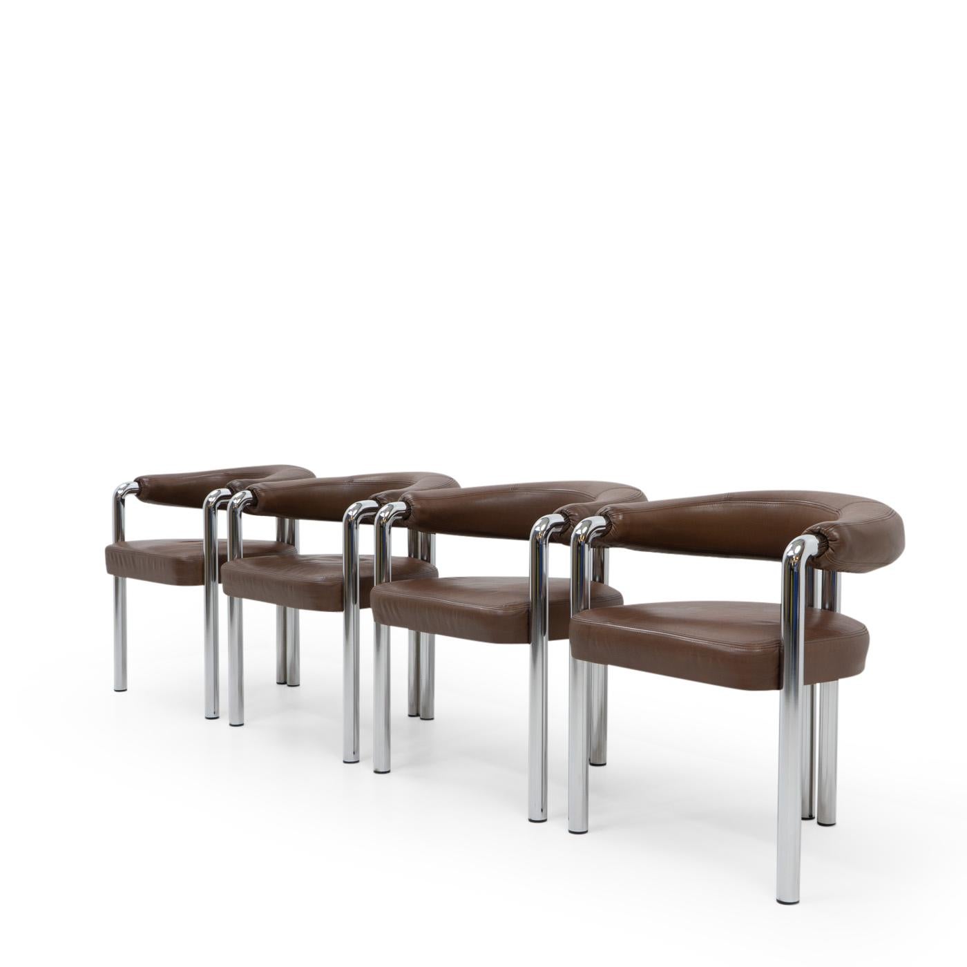 Vier Sessel aus Leder und verchromtem Stahl von der Schweizer Möbelmanufaktur De Sede, die ein hochwertiges Produkt garantieren, das von erfahrenen Handwerkern aus den besten Schweizer Kuhhäuten handgefertigt wird.

Diese skulpturalen Stühle, die an