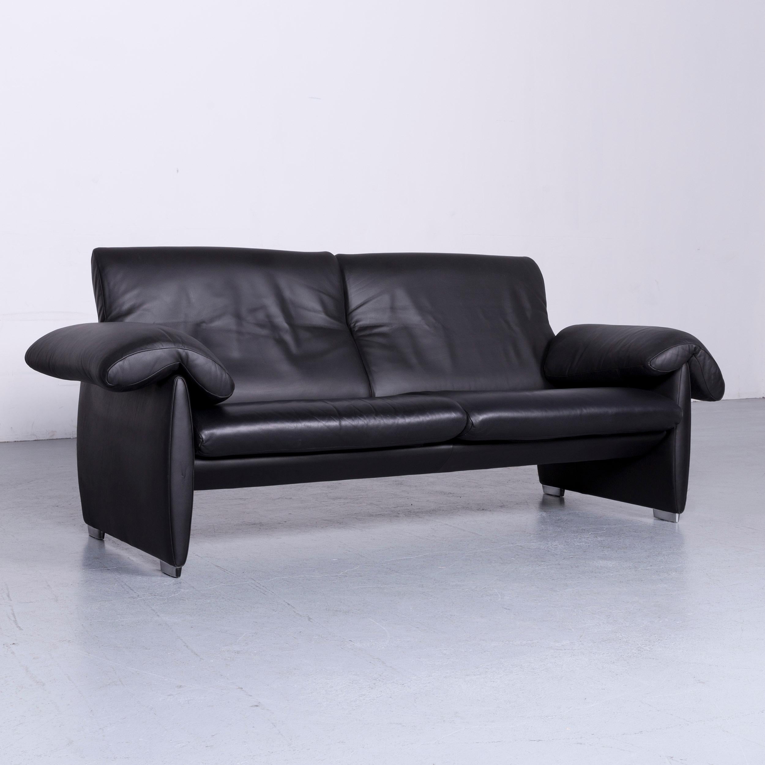 We bring to you an De Sede DS 10 designer sofa black leather three-seat couch.