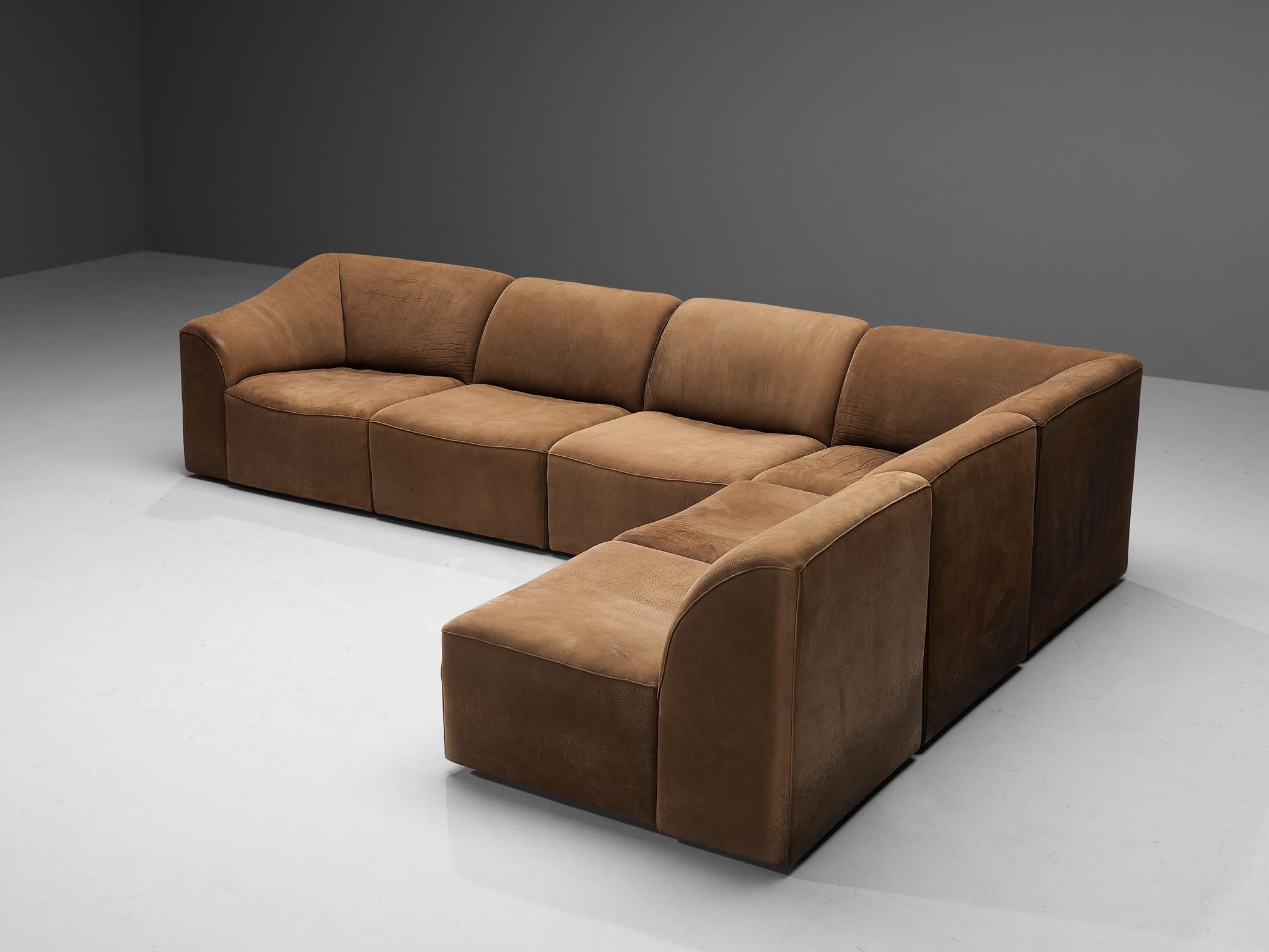 De Sede, 'DS-10' sectional sofa, leather, Switzerland, 1970s.

This high-quality sectional sofa designed by De Sede in the 1970s contains six elements, making it possible to arrange this sofa to your own wishes. This set becomes very versatile as it