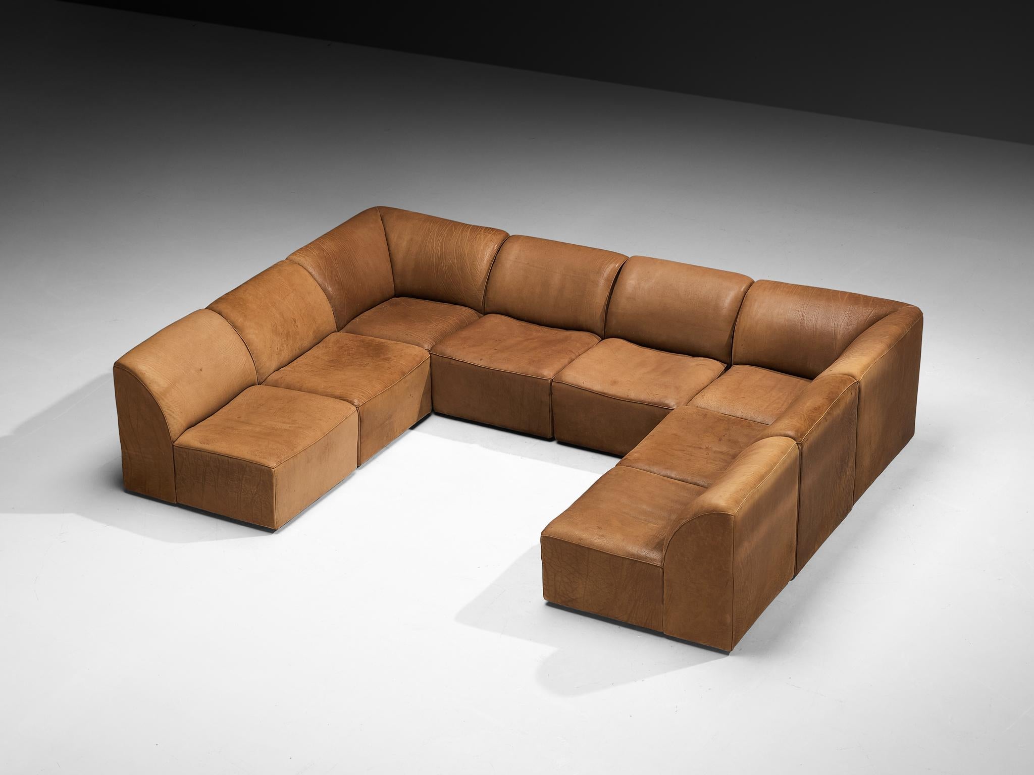 De Sede, 'DS-10' sectional sofa, leather, Switzerland, 1970s.

This high-quality sectional sofa designed by De Sede in the 1970s contains eight elements, making it possible to arrange this sofa to your own wishes. This set becomes very versatile as