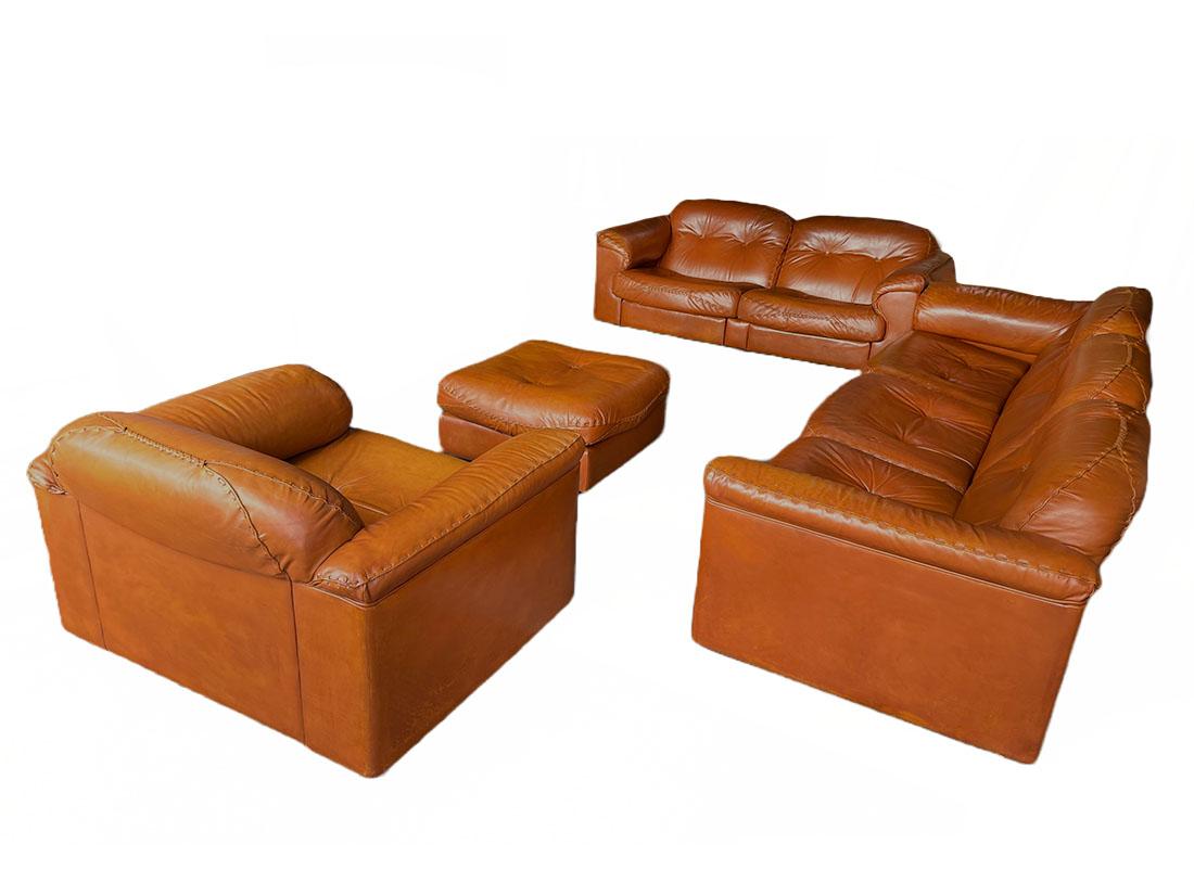 De Sede DS-101 cognac leather set of 2 sofas, lounge chair and an ottoman

De Sede DS- 101 set, Swiss made set of a 2 seater and a 3 seater sofa, a lounge chair and an ottoman.
Great comfort with cognac colored leather
The frame is made of beech