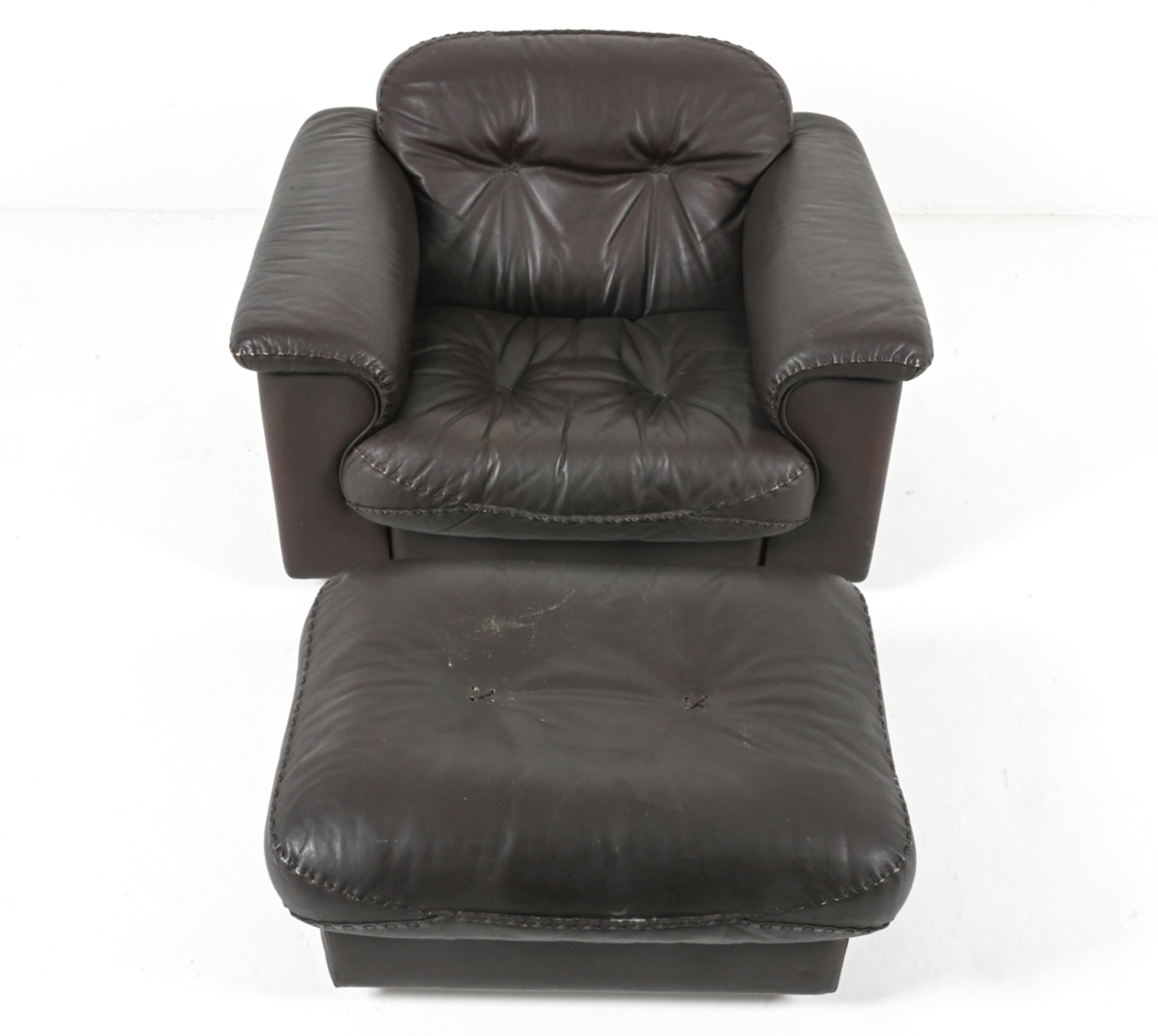 Der De Sede DS-101 Leather Lounge Chair and Ottoman, eine Design-Ikone mit einer Verbindung zum Kino, ist eine luxuriöse Sitzgelegenheit im modernen Stil der Mitte des Jahrhunderts. Ursprünglich in den 1960er Jahren von De Sede in der Schweiz