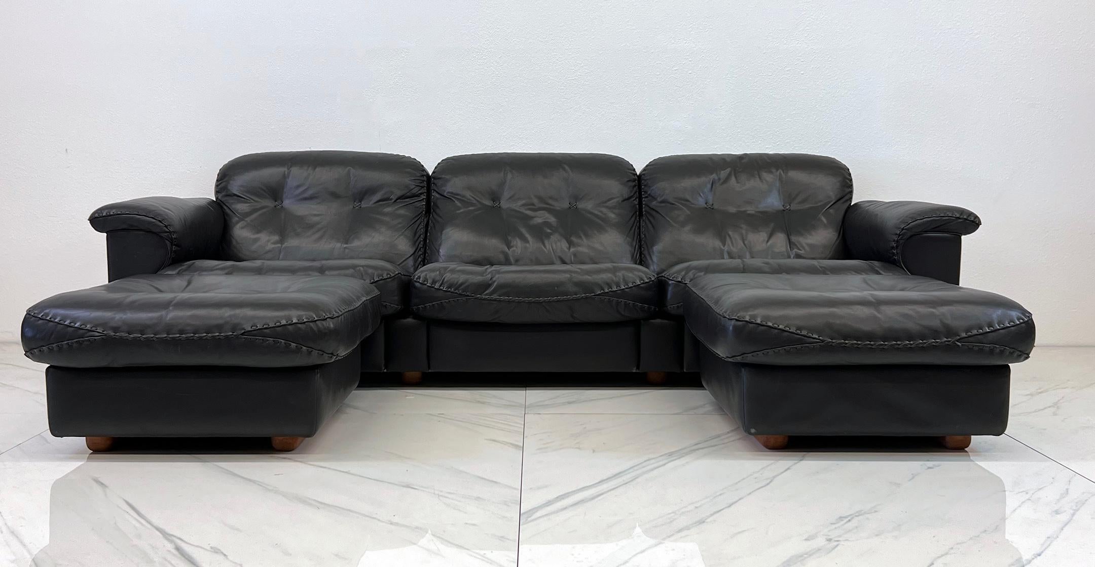 Mid-Century moderno De Sede DS-101 James Bond Divano reclinabile in pelle a 3 posti con 2 pouf in vendita