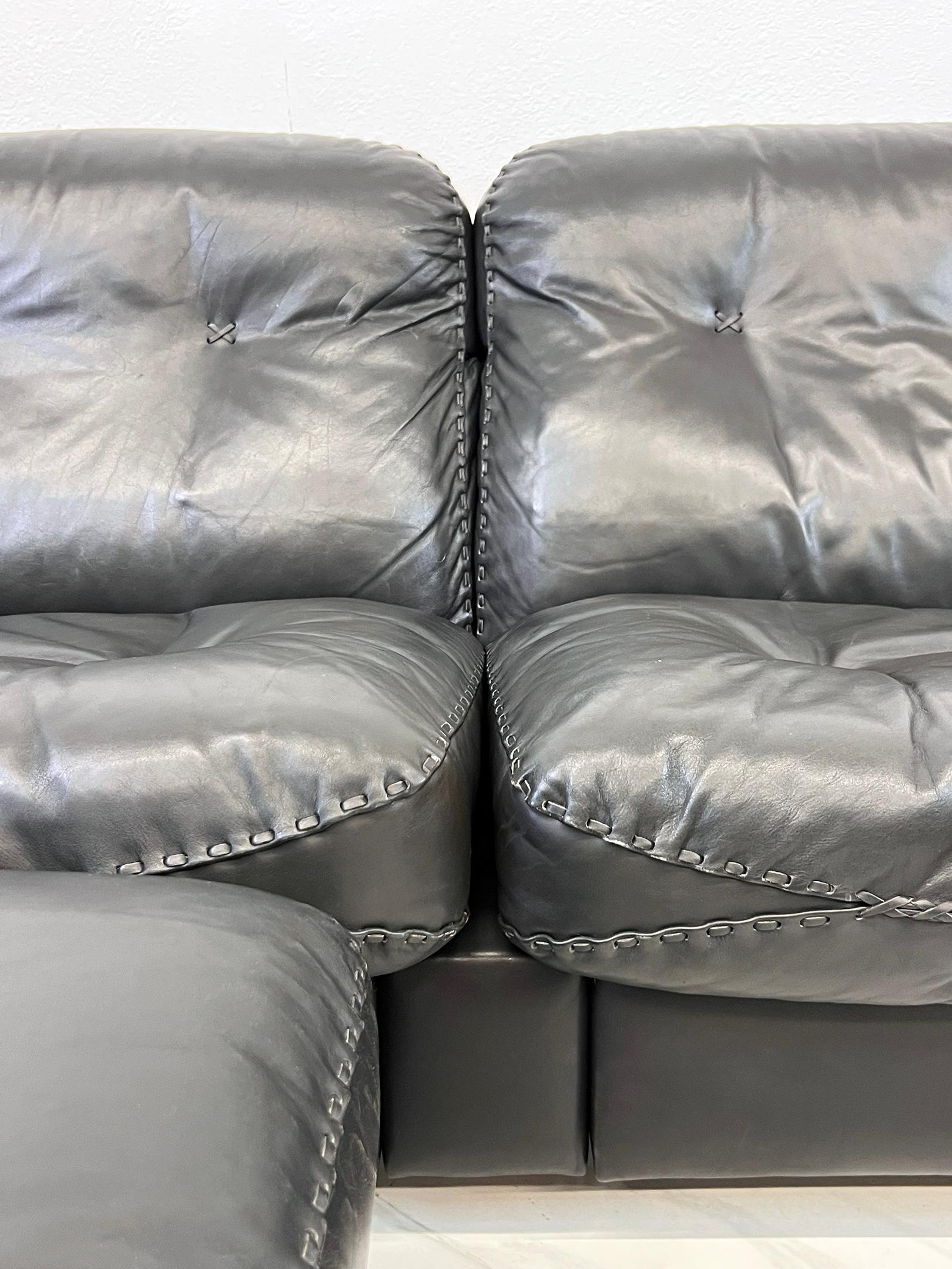 De Sede DS-101 James Bond Divano reclinabile in pelle a 3 posti con 2 pouf In condizioni buone in vendita a Culver City, CA