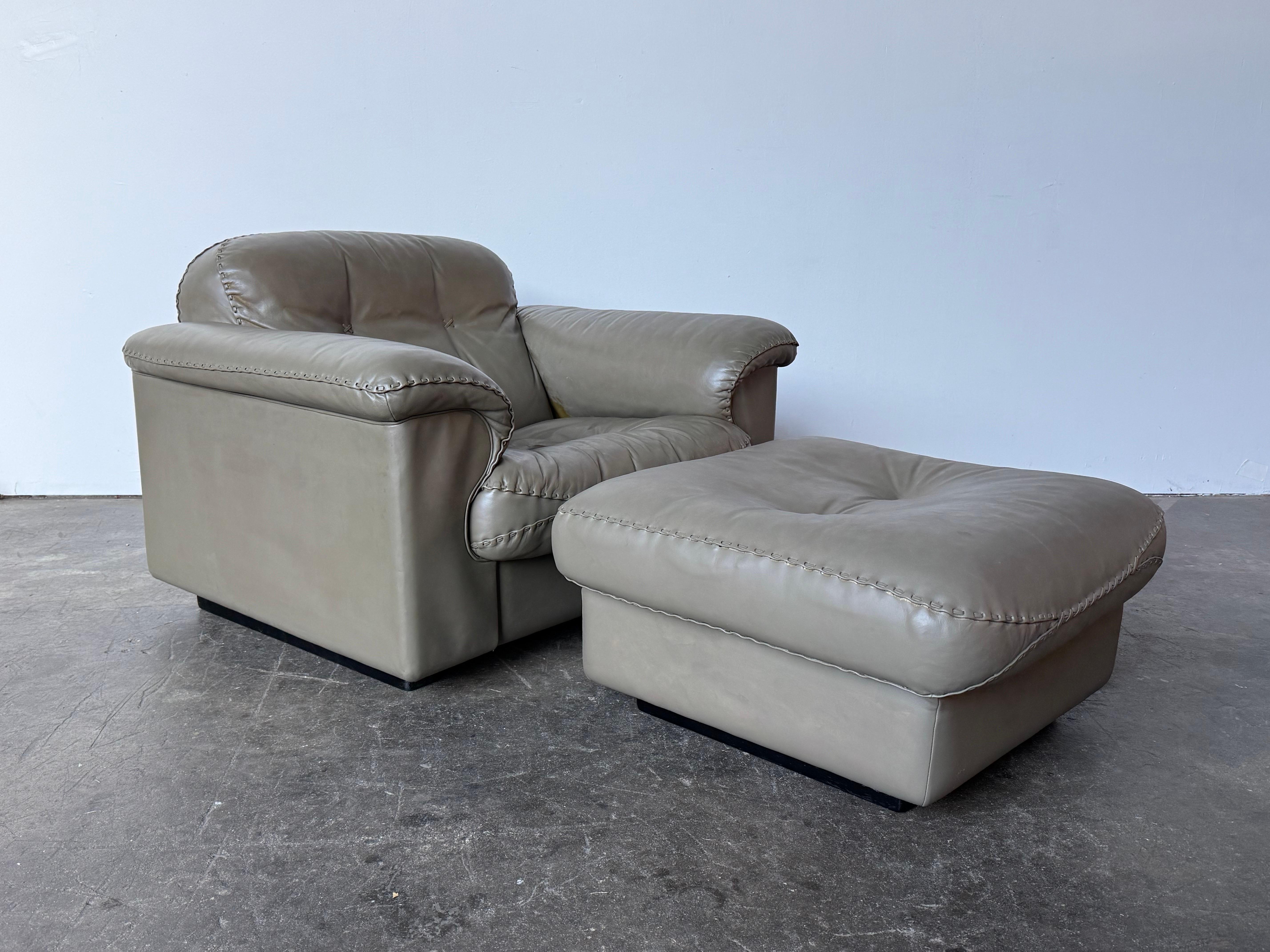 De Sede Modell DS-101 Wohnzimmer. Restaurierter Büffelleder-Sessel und Ottomane. Restaurierte Leder- und Holzgarnitur in sehr gutem Zustand. Äußerst bequem und sogar mit einer Liegefunktion ausgestattet. Und dasselbe in dem James-Bond-Film Im