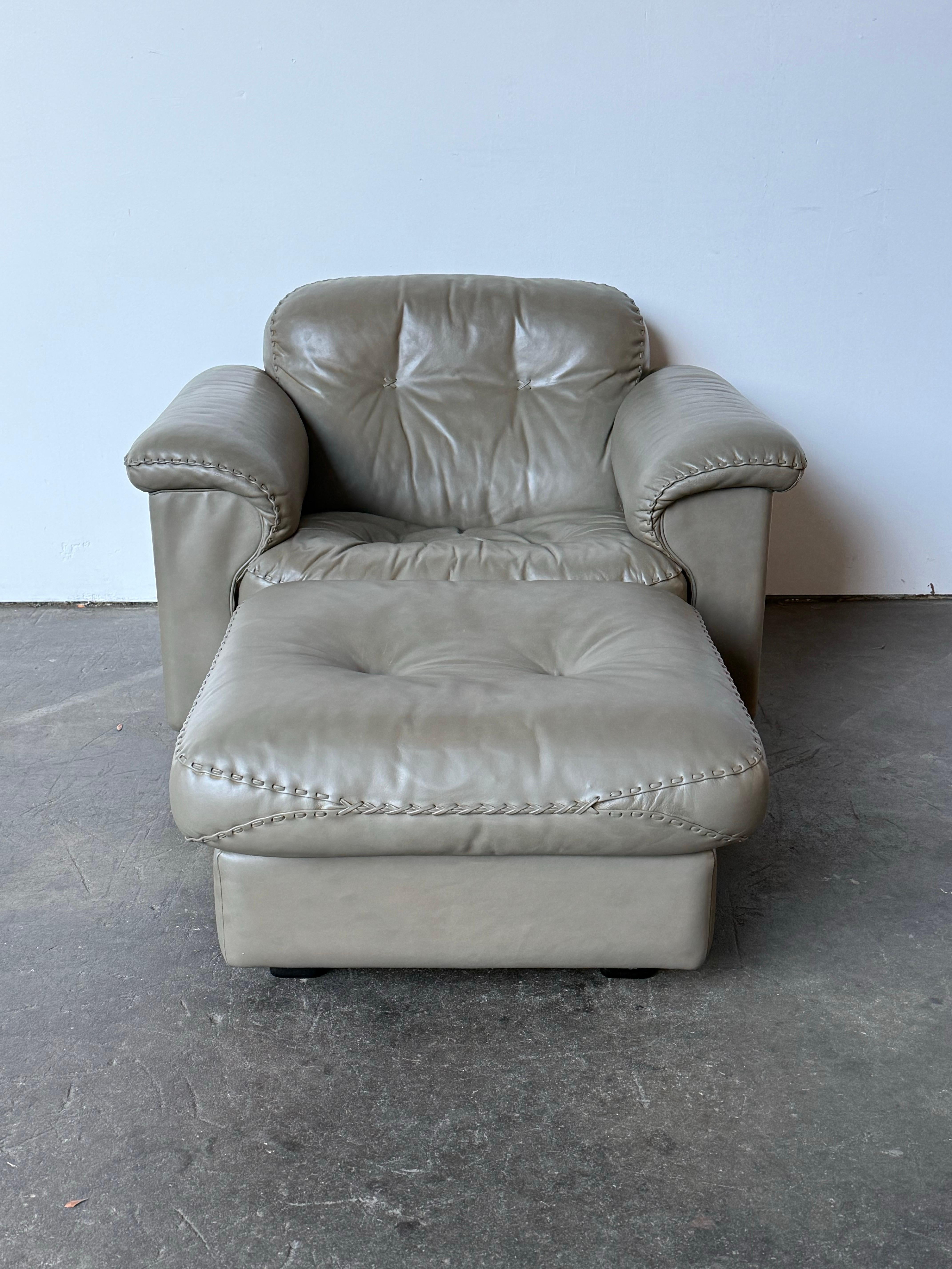 De Sede DS-101 Ledersessel mit Ottomane (Moderne der Mitte des Jahrhunderts) im Angebot