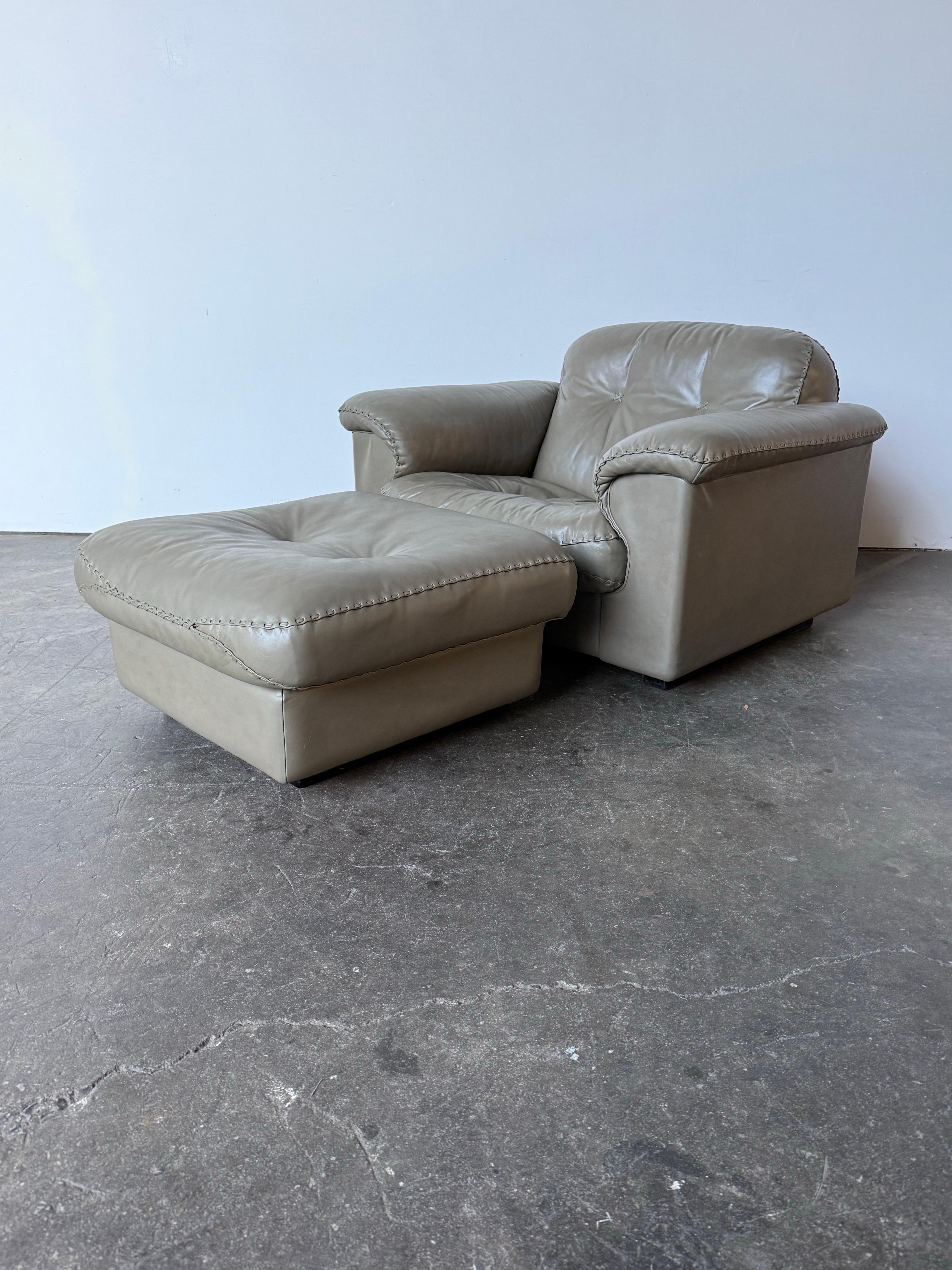 De Sede DS-101 Ledersessel mit Ottomane (Schweizerisch) im Angebot