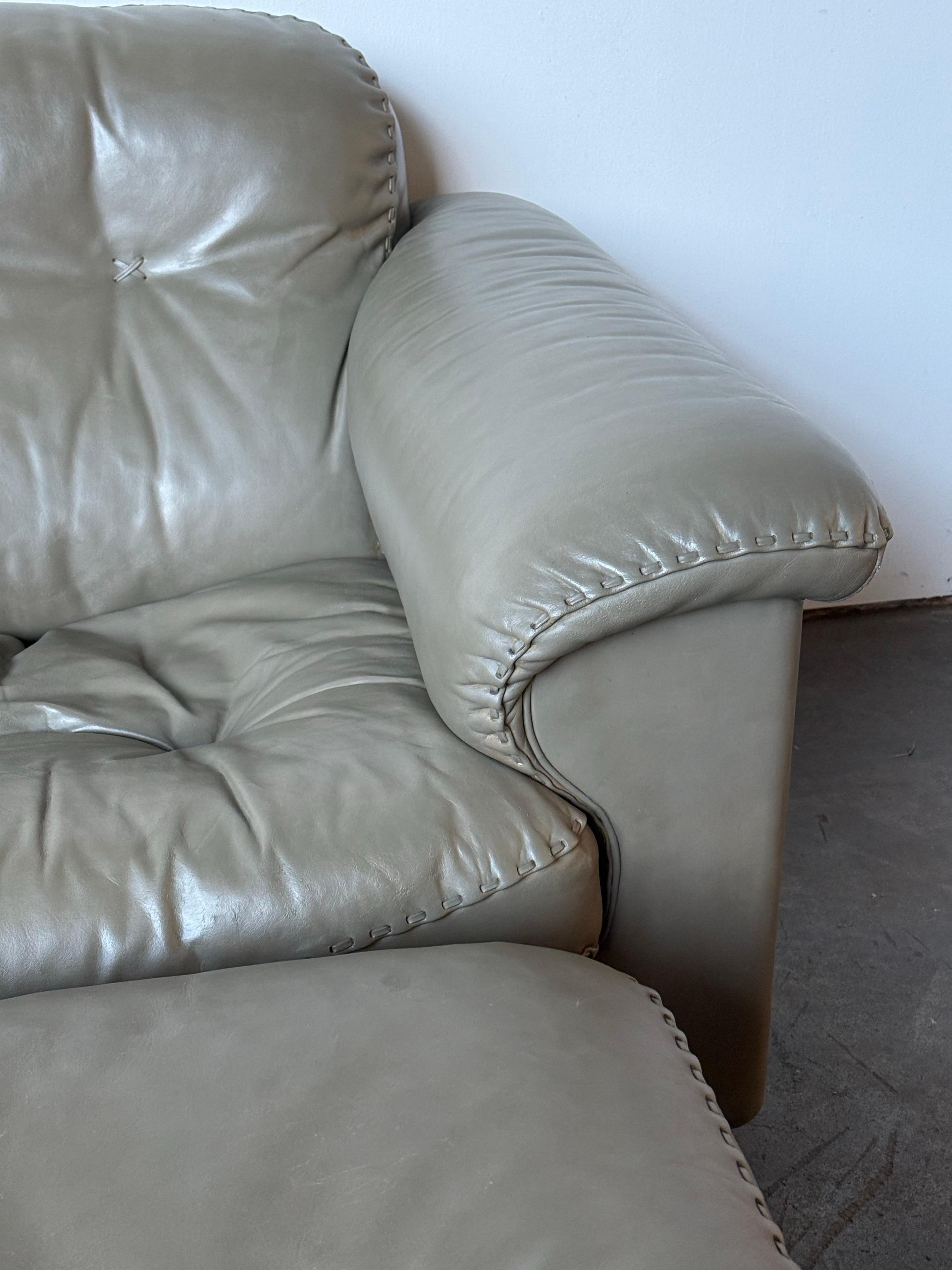 De Sede DS-101 Ledersessel mit Ottomane (20. Jahrhundert) im Angebot