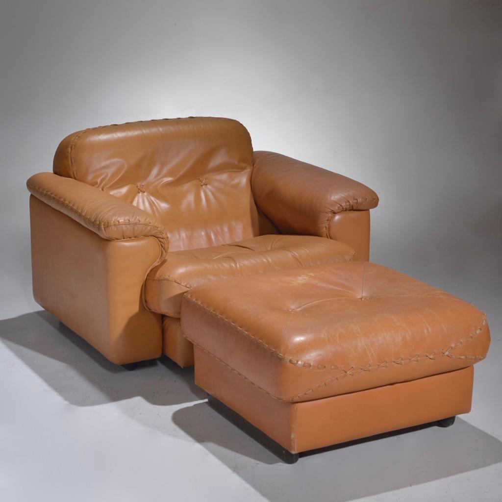 Rare fauteuil de salon De Sede en cuir de haute qualité DS 101 avec ottoman. 
Très confortable - le siège se déplie à l'avant pour être plus incliné. 
Connu du film de James Bond 
