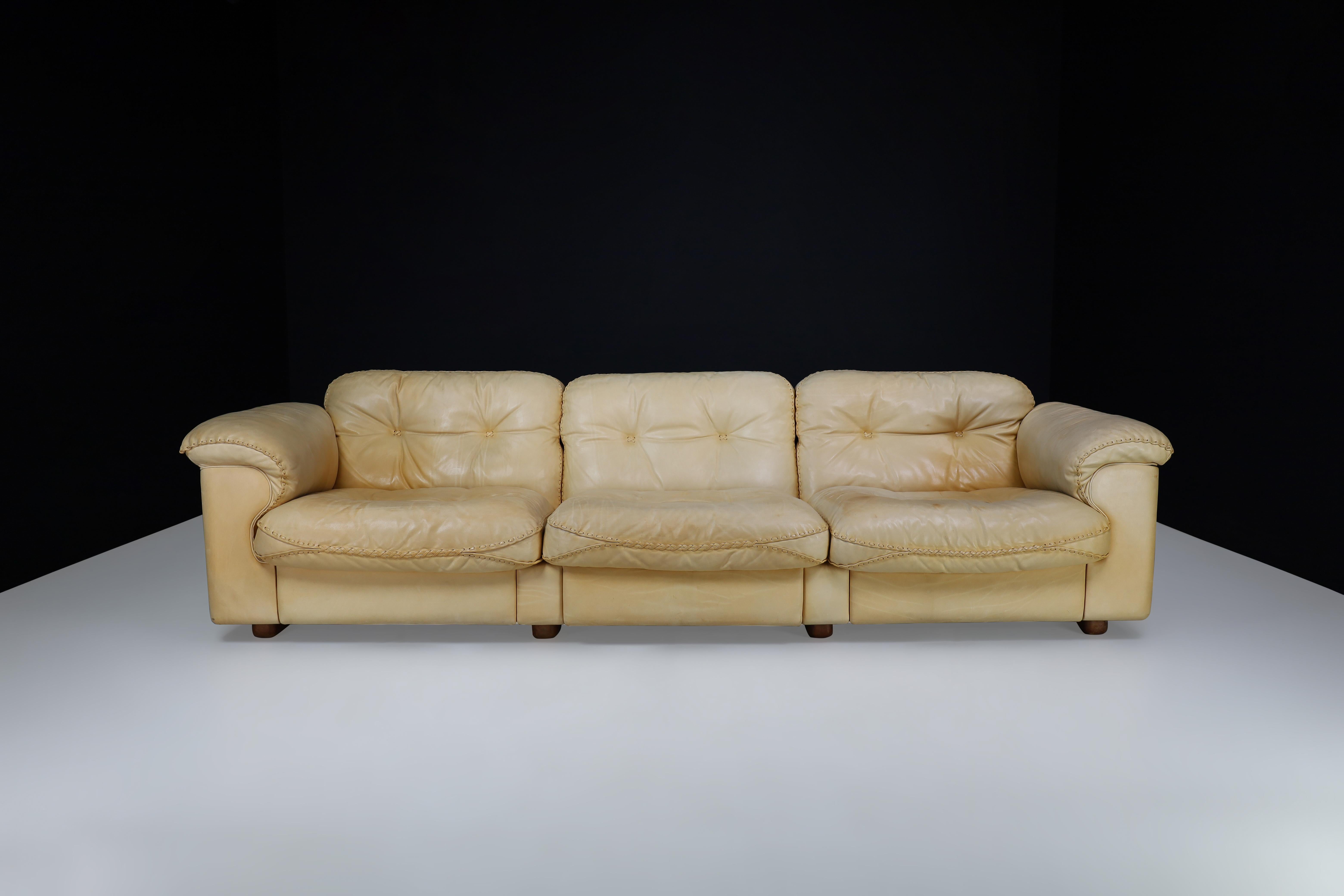 De Sede DS-101 Leather Three-seater sofa, Switzerland 1960s,

This exceptional Leather De Sede DS-101 three-seater sofa, originating from Switzerland in the 1960s, showcases outstanding craftsmanship. With its extendable seat, it offers