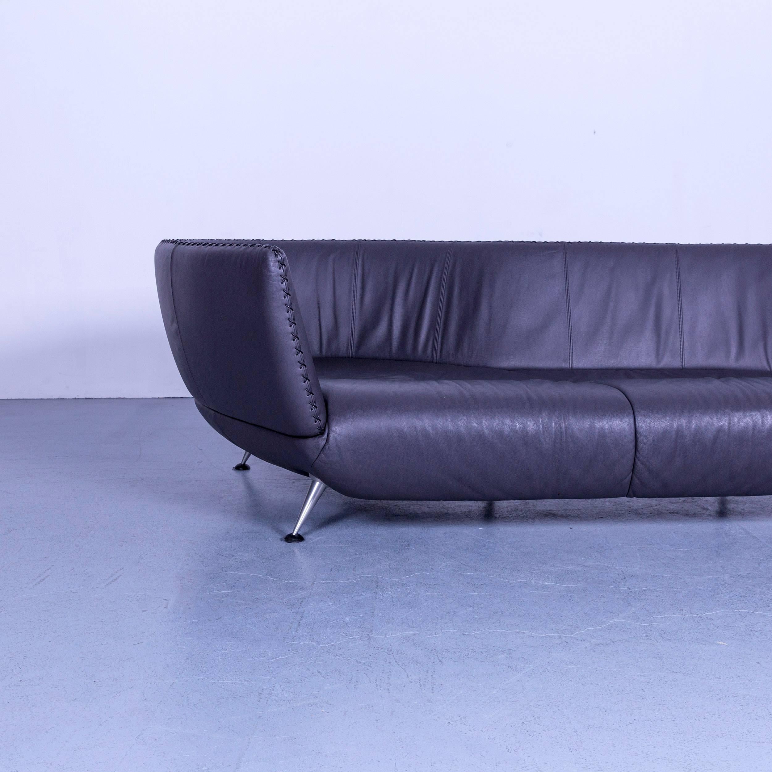 We offer delivery options to most destinations on earth. Find our shipping quotes at the bottom of this page in the shipping section.

We bring to you an de Sede DS 102 leather sofa grey three-Seat couch











   