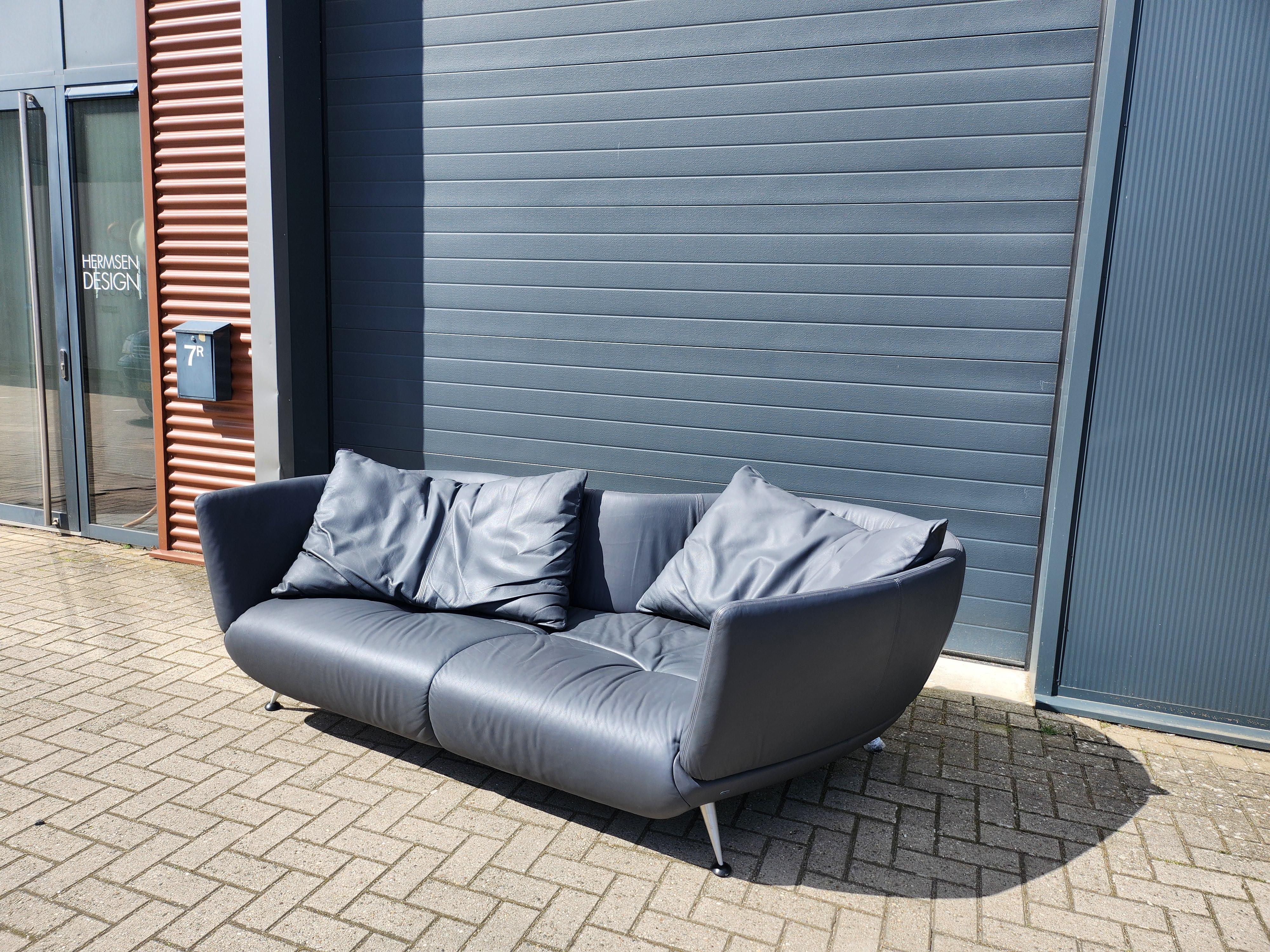 A series with an eye-catching, core leather lacing

This model series’ softly upholstered shell with its extremely comfortable cushions creates an island in the living space. Whether as a sofa, armchair or stool, it invites to relax and to dream. .