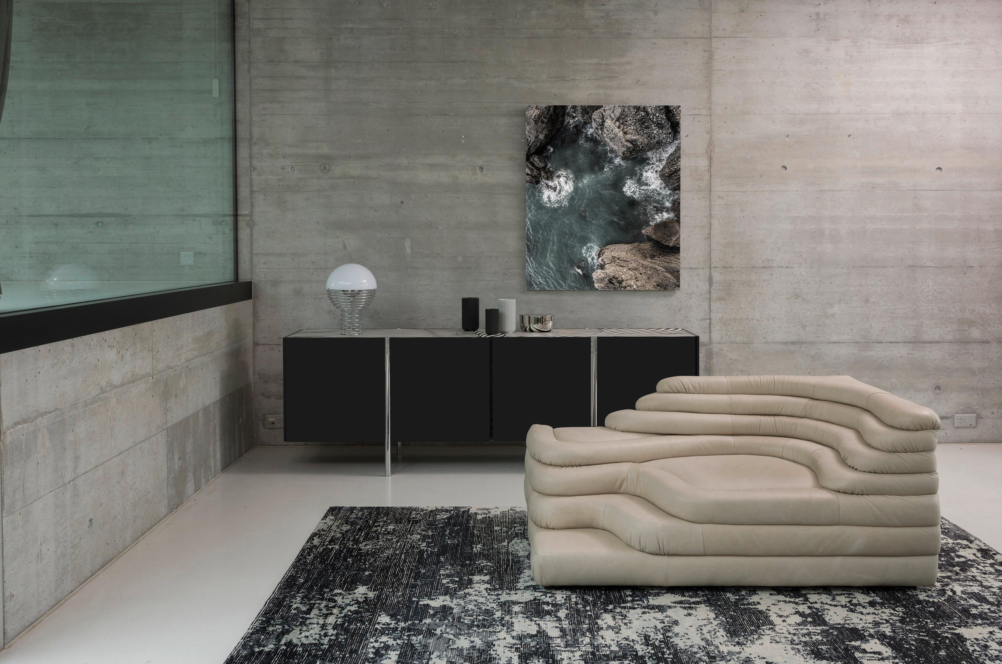 Due elementi di divano dal design ingegnoso sono la base ideale per un'interpretazione personale dell'interior design e del concetto di arredamento. Il singolo elemento ricorda un pendio a gradoni, simile a una terrazza, con larghezze e profondità
